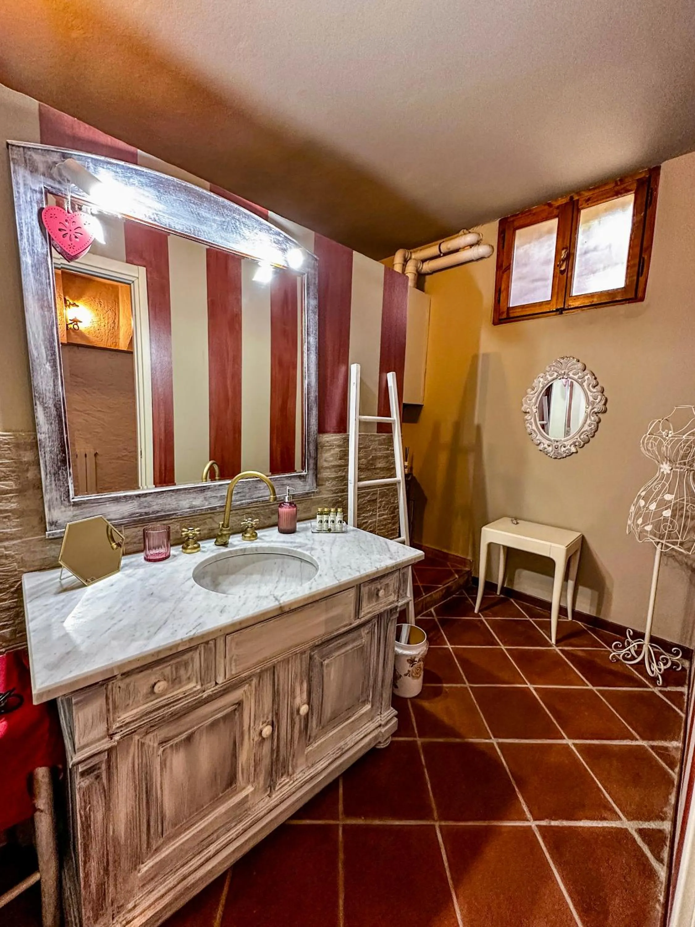 Bathroom in Guest House Antico Frantoio Pietrasanta Affittacamere