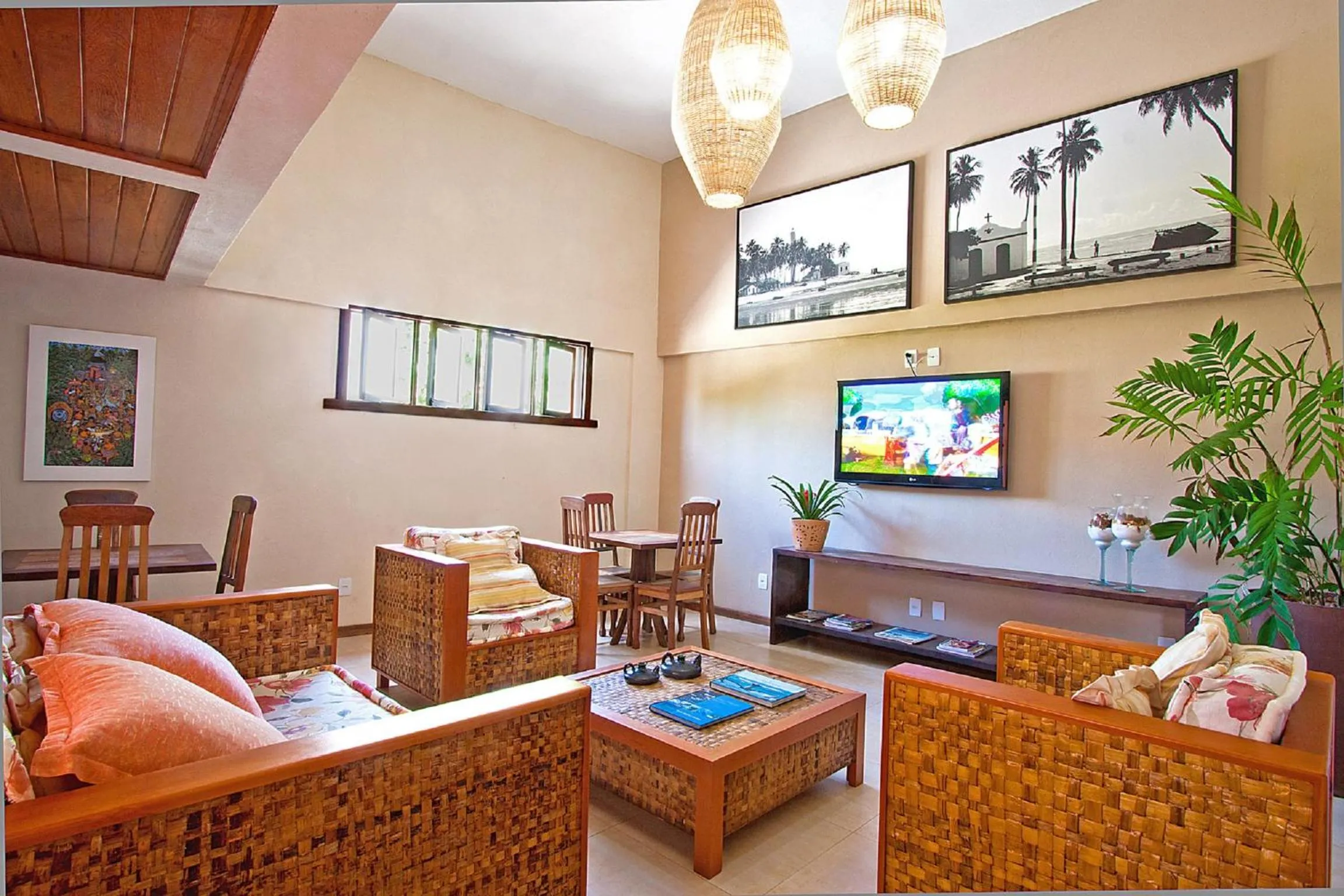 Communal lounge/ TV room in Pousada Casa do Forte