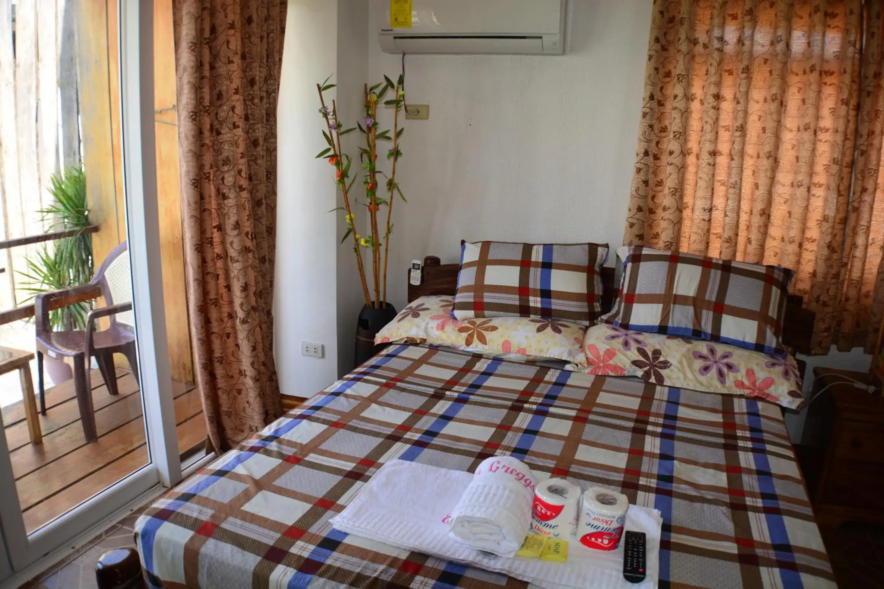 Bed in Captngreggs Dive Resort Bed in Captngreggs Dive Resort