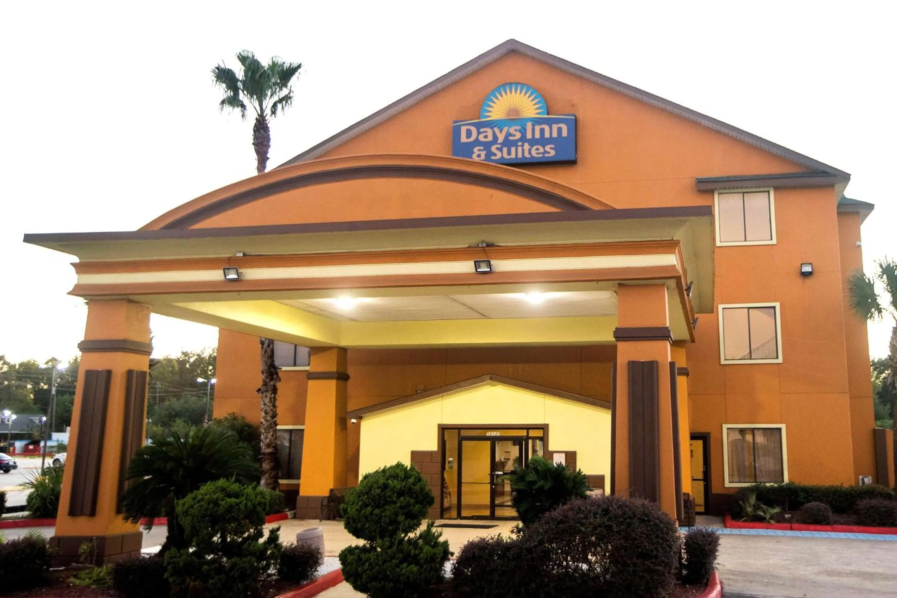Property building in Days Inn & Suites by Wyndham Houston North/Aldine