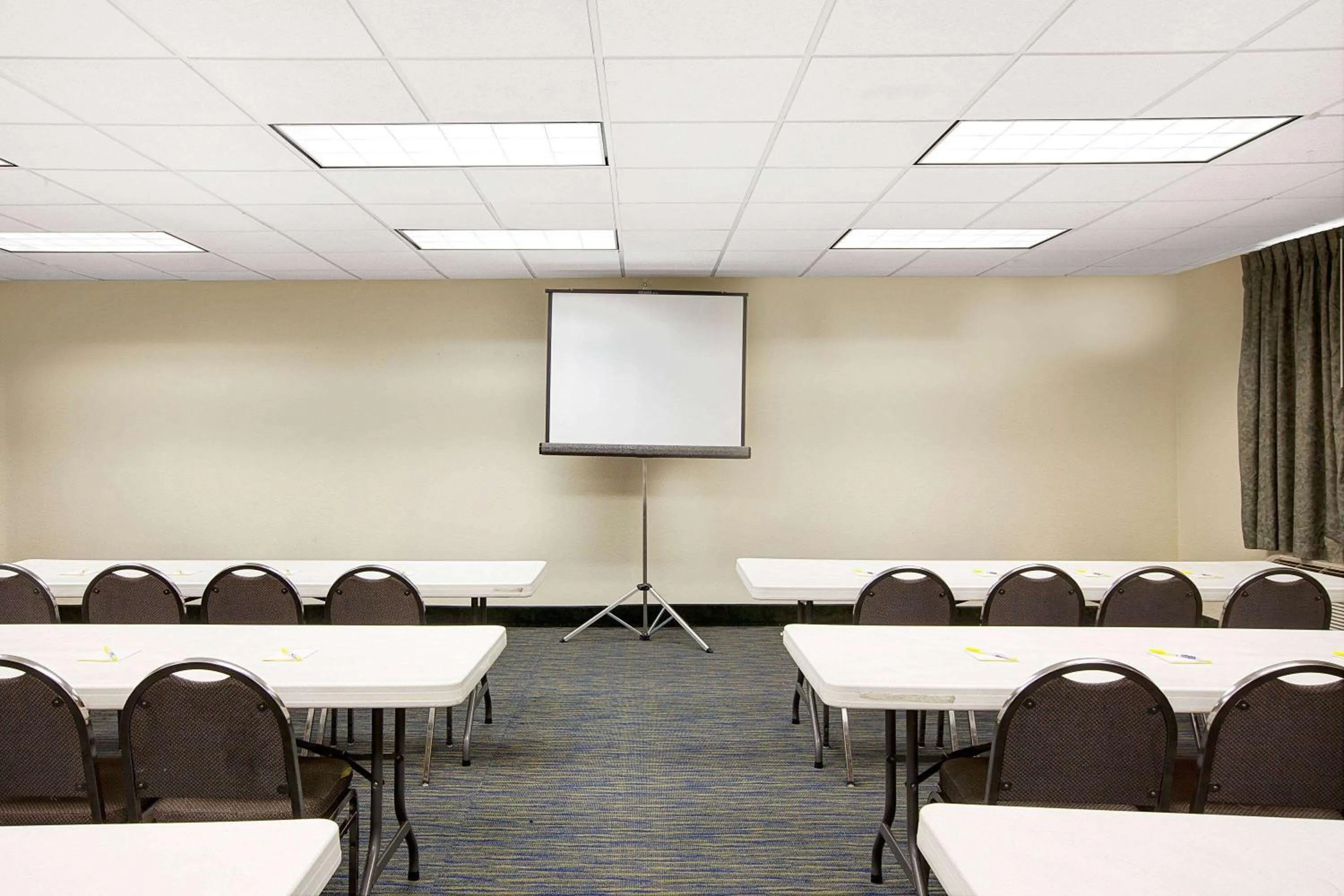Meeting/conference room in Days Inn & Suites by Wyndham Houston North/Aldine