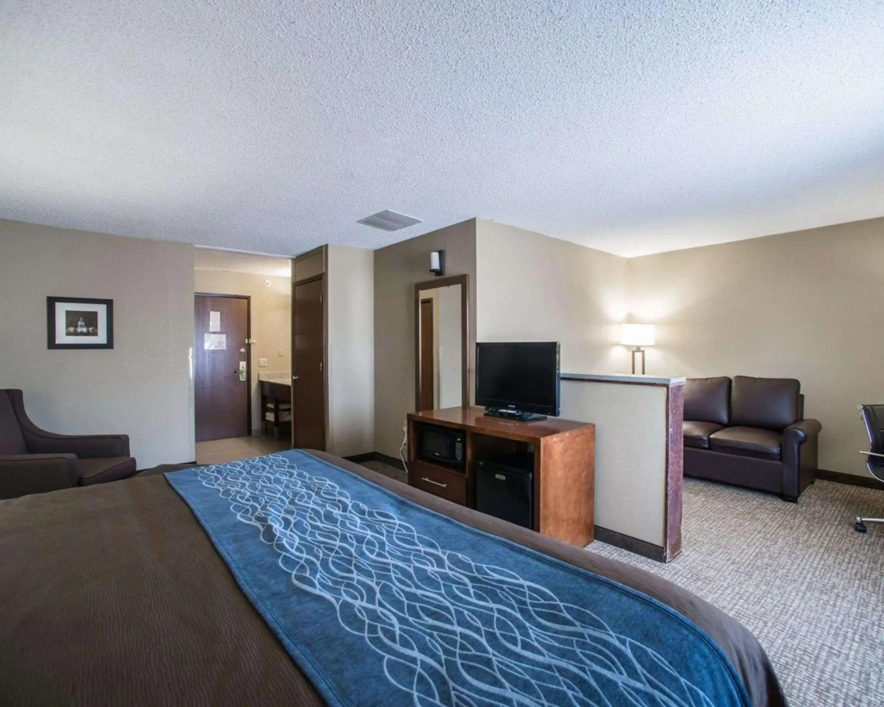 Bedroom, TV/Entertainment Center in Comfort Inn & Suites St. Louis-Hazelwood