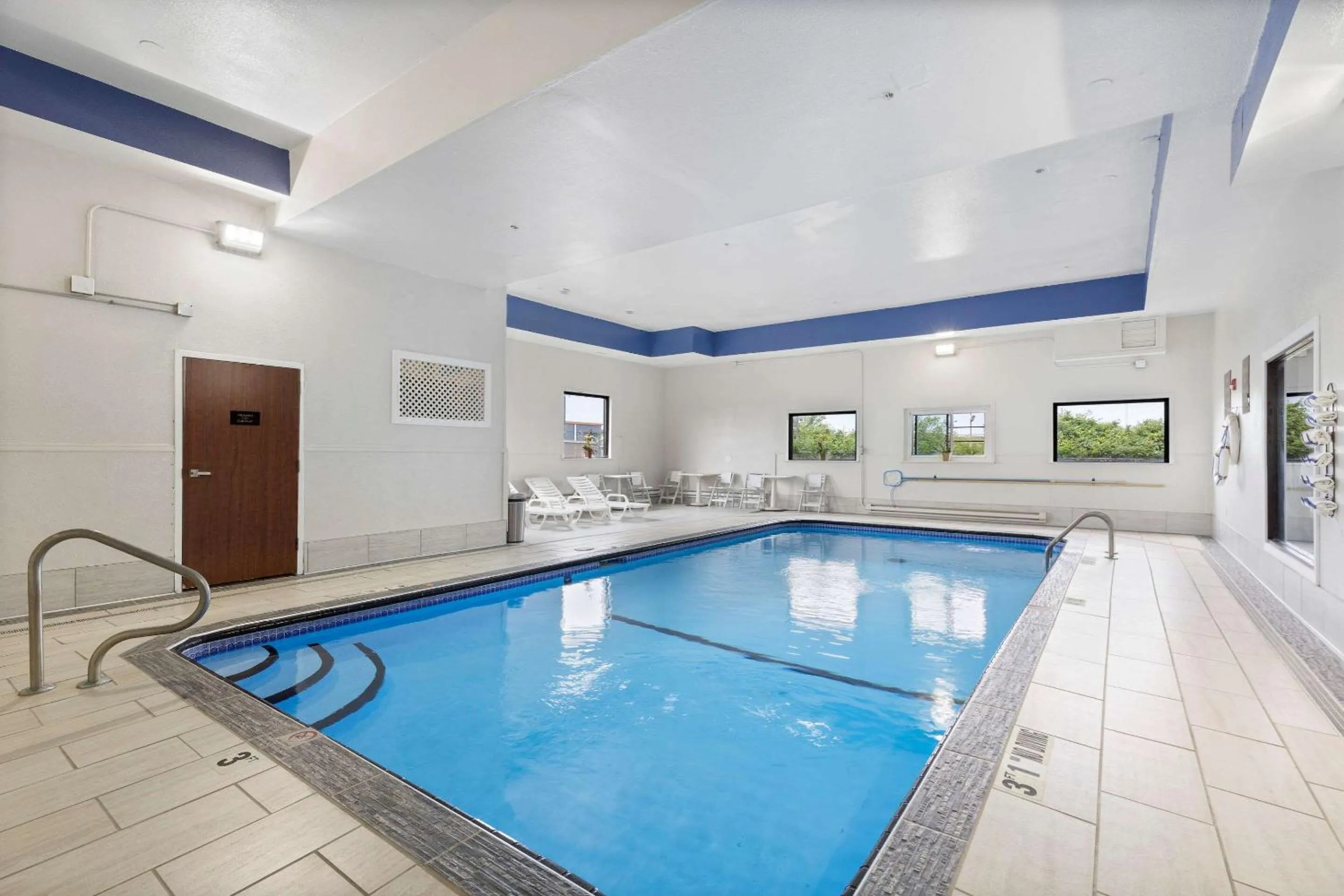Swimming pool in Comfort Inn & Suites St Louis-Hazelwood