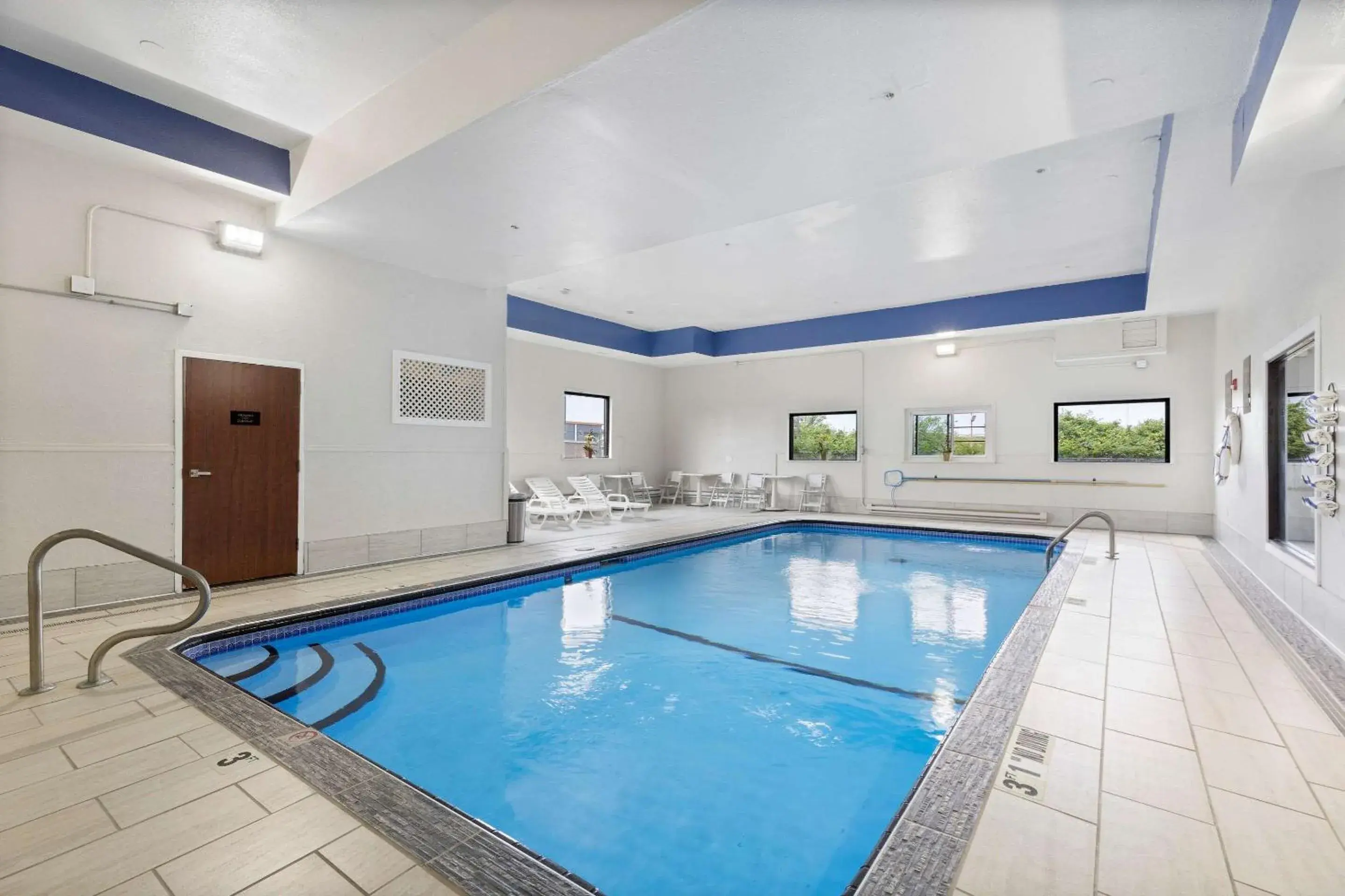 Swimming Pool in Comfort Inn & Suites St. Louis-Hazelwood