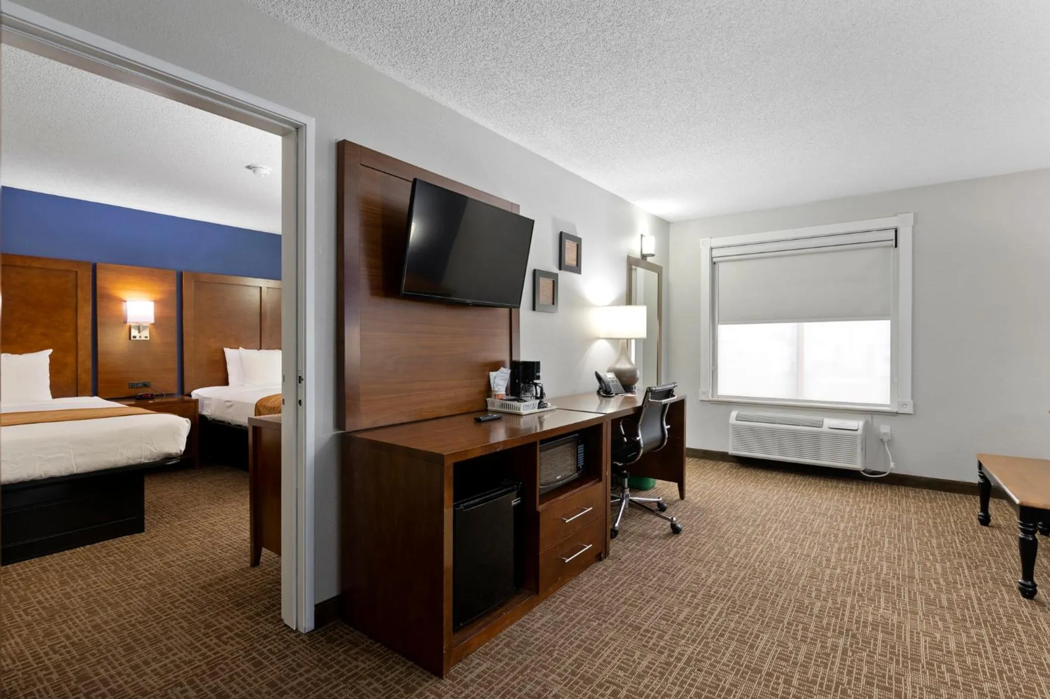 TV and multimedia, Bed in Comfort Inn & Suites St Louis-Hazelwood