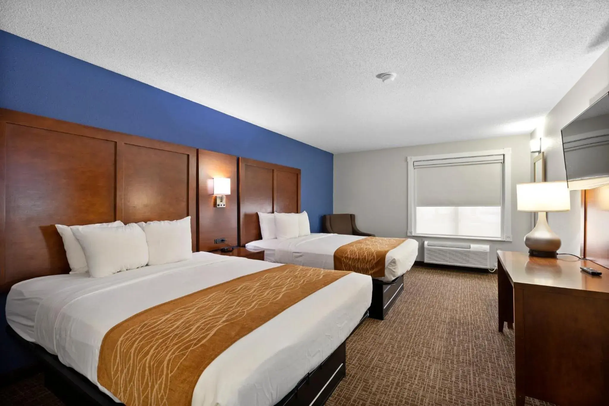 Bed in Comfort Inn & Suites St. Louis-Hazelwood