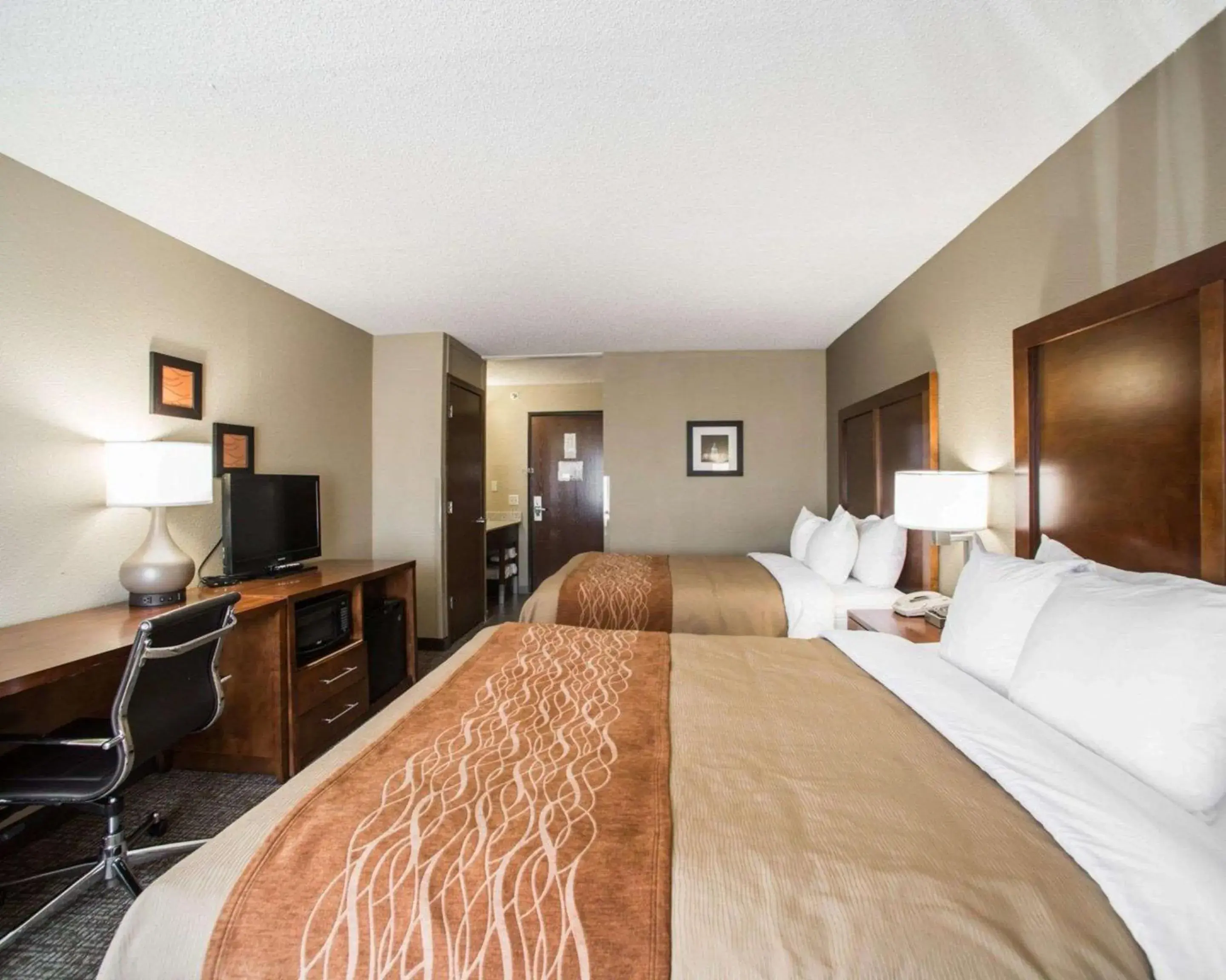 Bedroom, TV/Entertainment Center in Comfort Inn & Suites St. Louis-Hazelwood