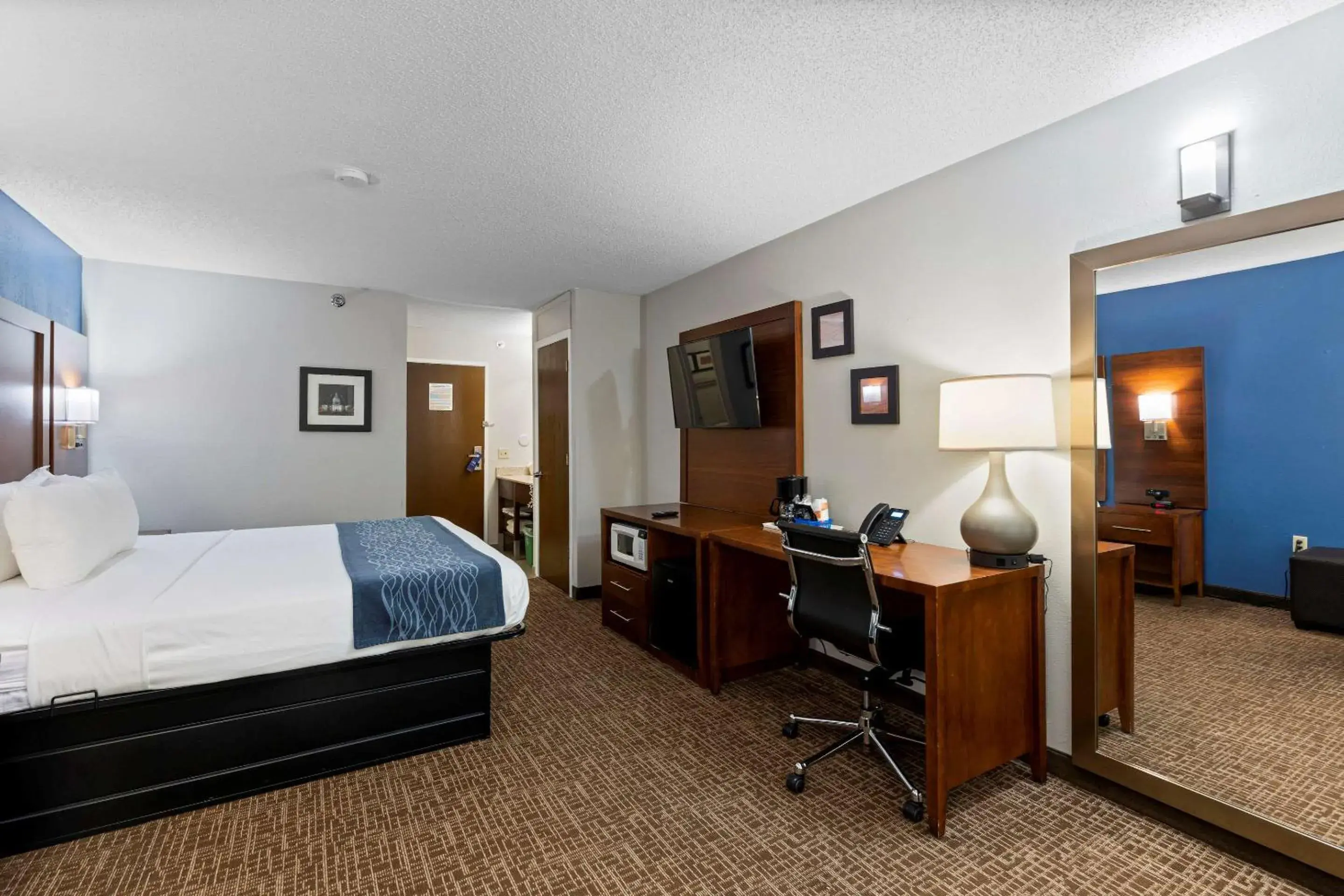 Bedroom, TV/Entertainment Center in Comfort Inn & Suites St. Louis-Hazelwood