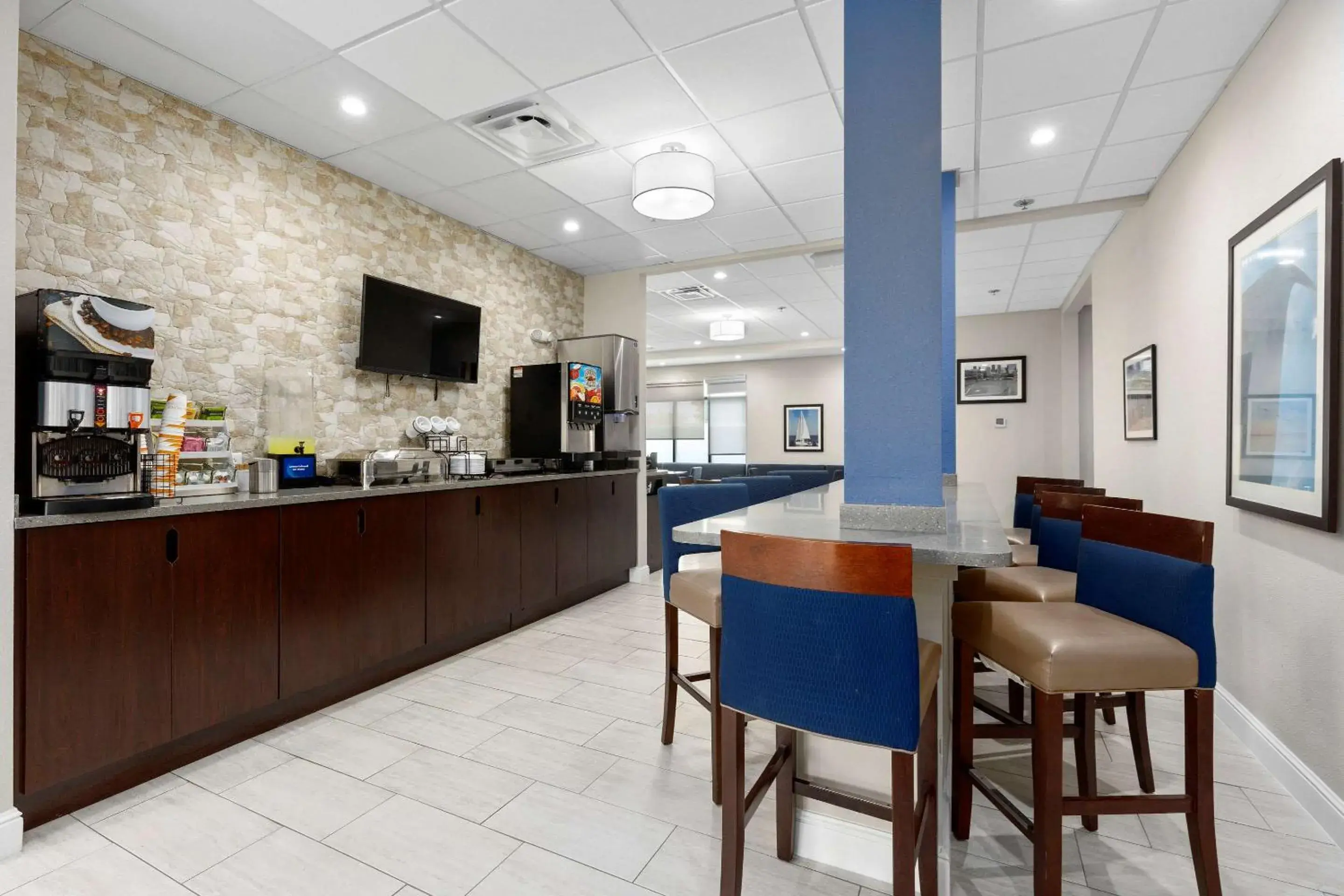 Breakfast, Restaurant/Places to Eat in Comfort Inn & Suites St. Louis-Hazelwood