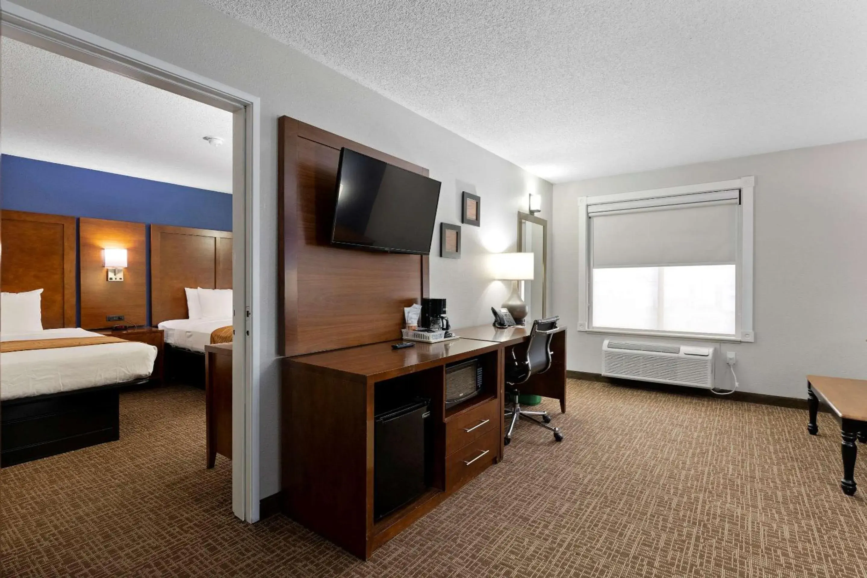Bedroom, TV/Entertainment Center in Comfort Inn & Suites St. Louis-Hazelwood