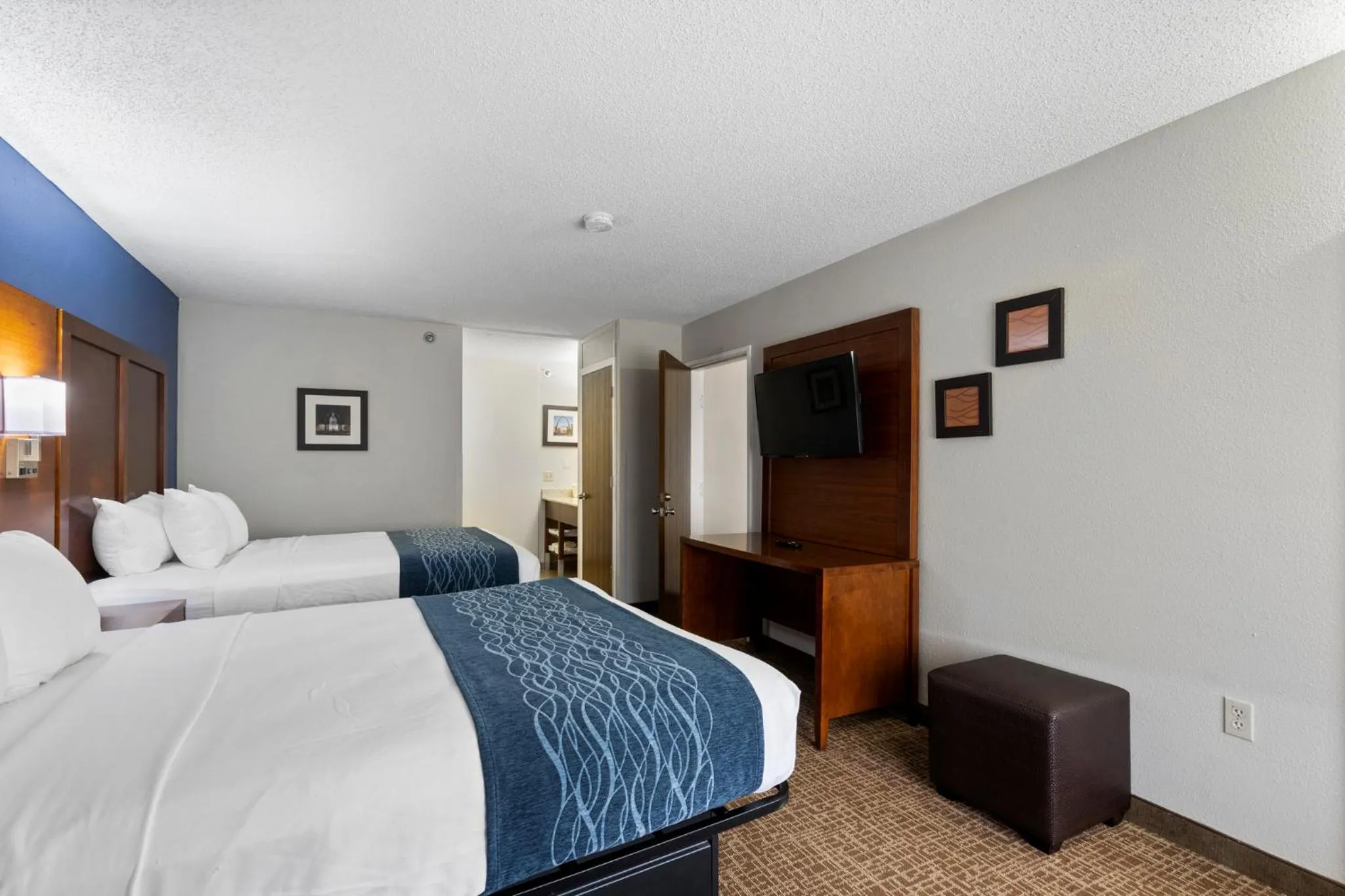 Bed in Comfort Inn & Suites St Louis-Hazelwood