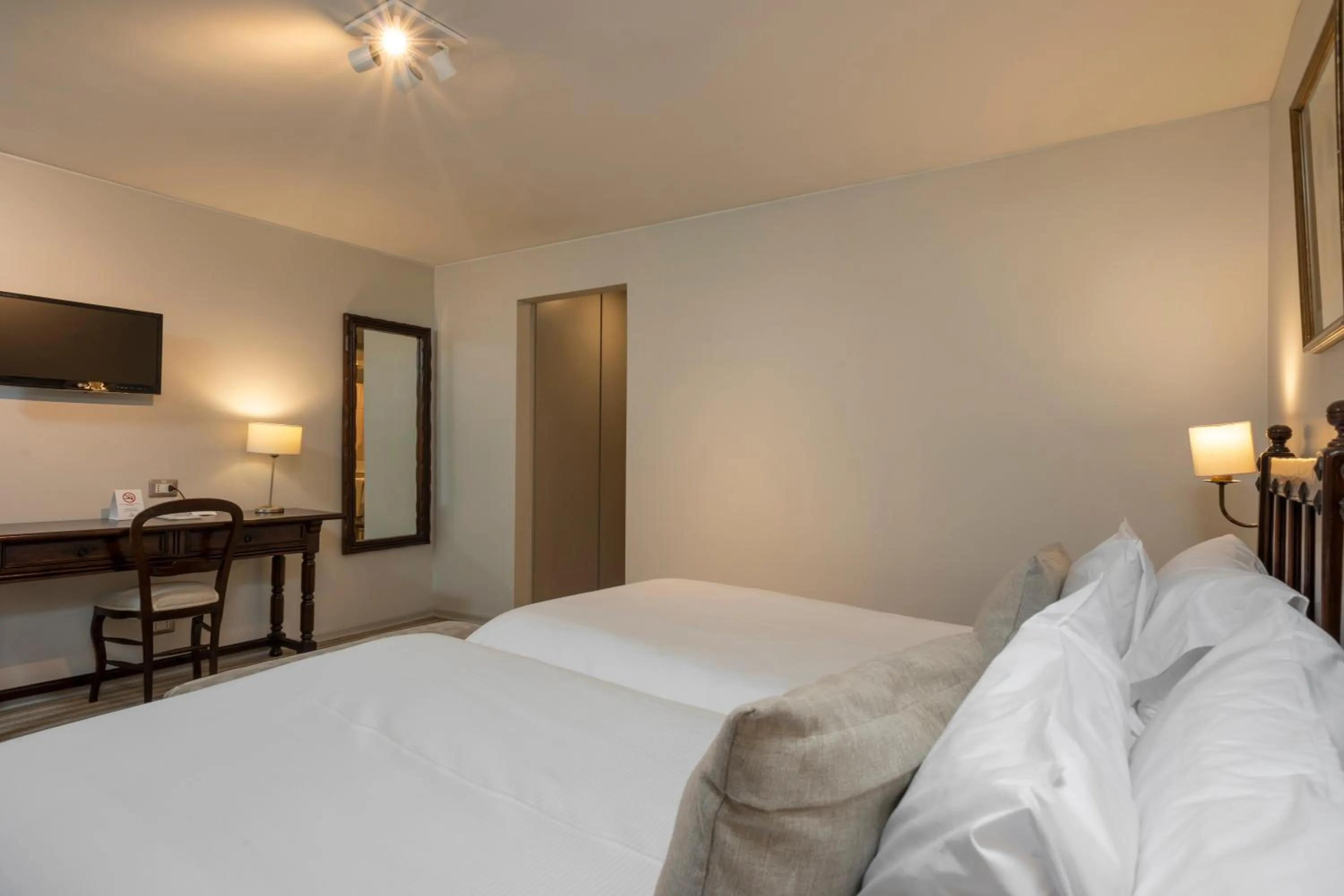 Photo of the whole room, Bed in Teclados Hotel