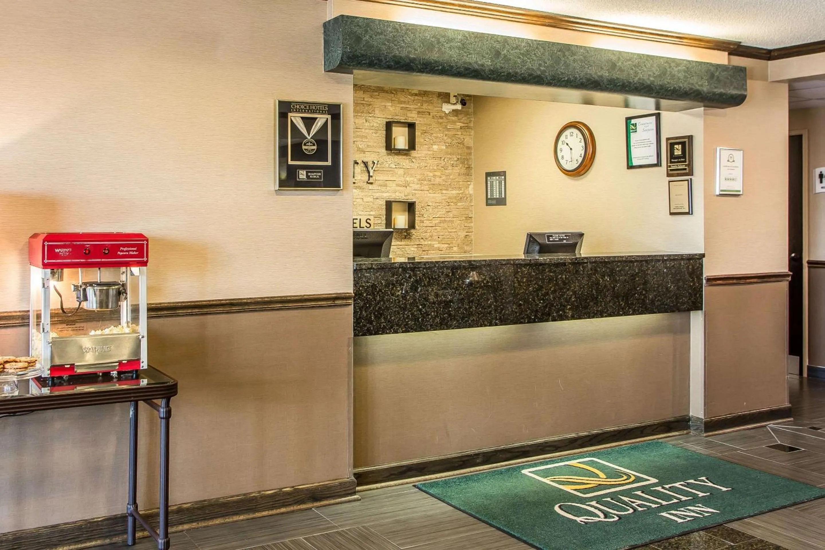 Lobby or reception in Quality Inn Elgin I-90