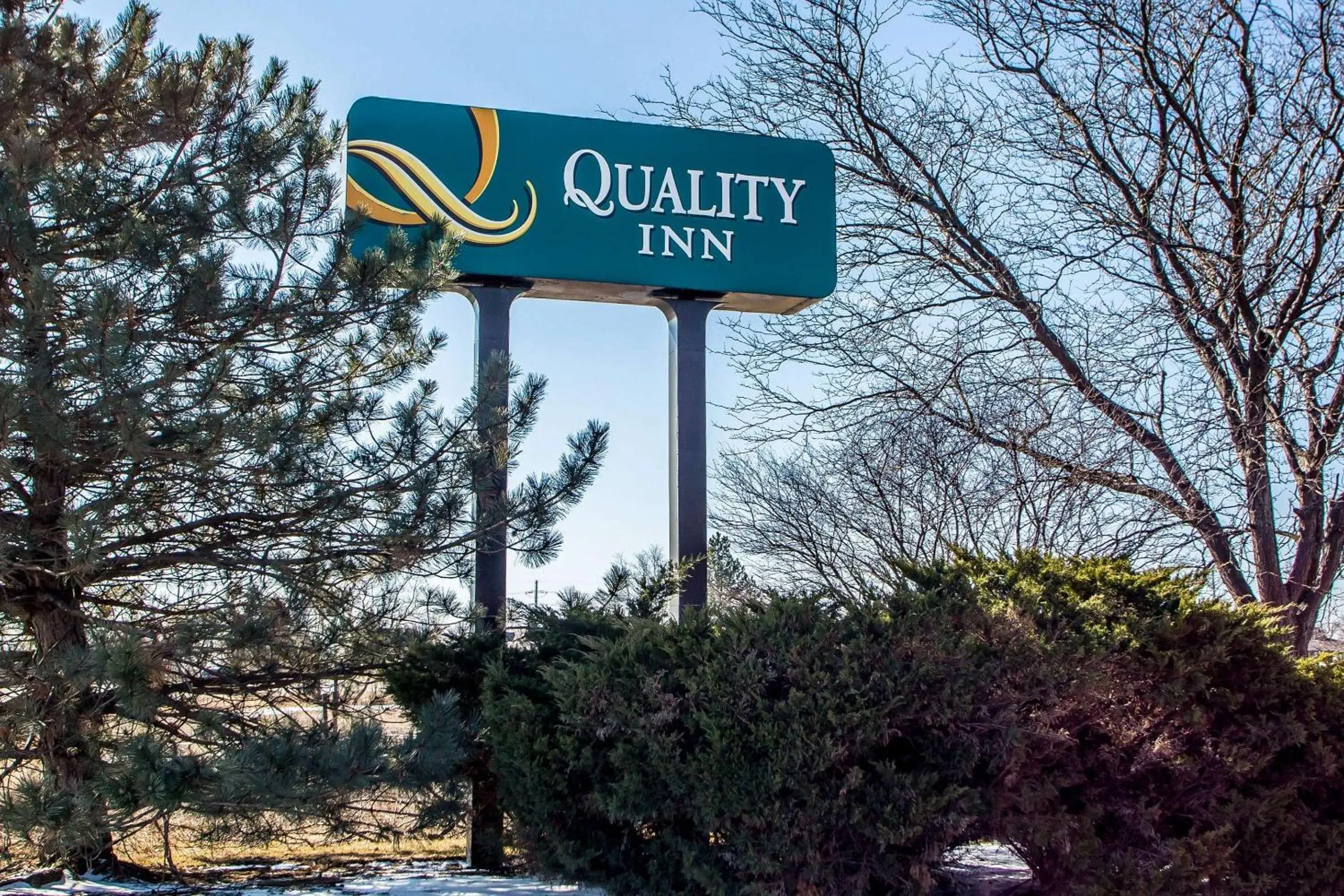 Property building in Quality Inn Elgin I-90 Property building in Quality Inn Elgin I-90