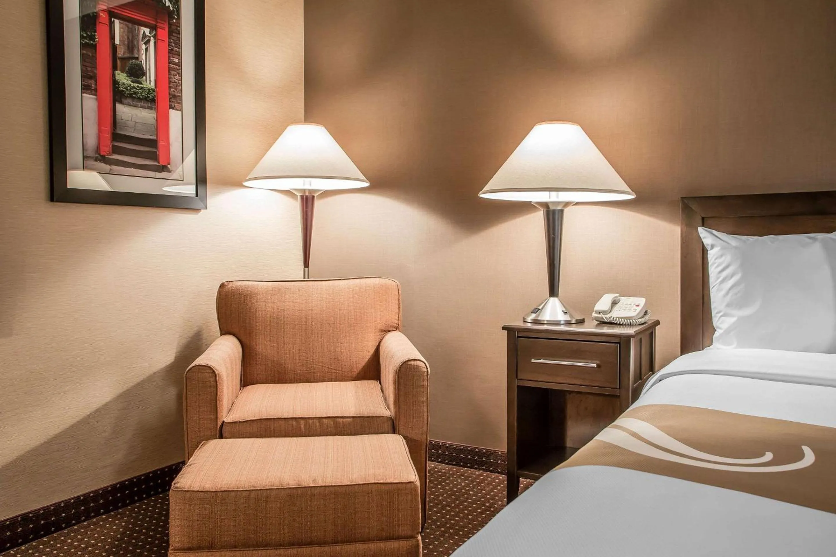 Photo of the whole room, Bed in Quality Inn Elgin I-90