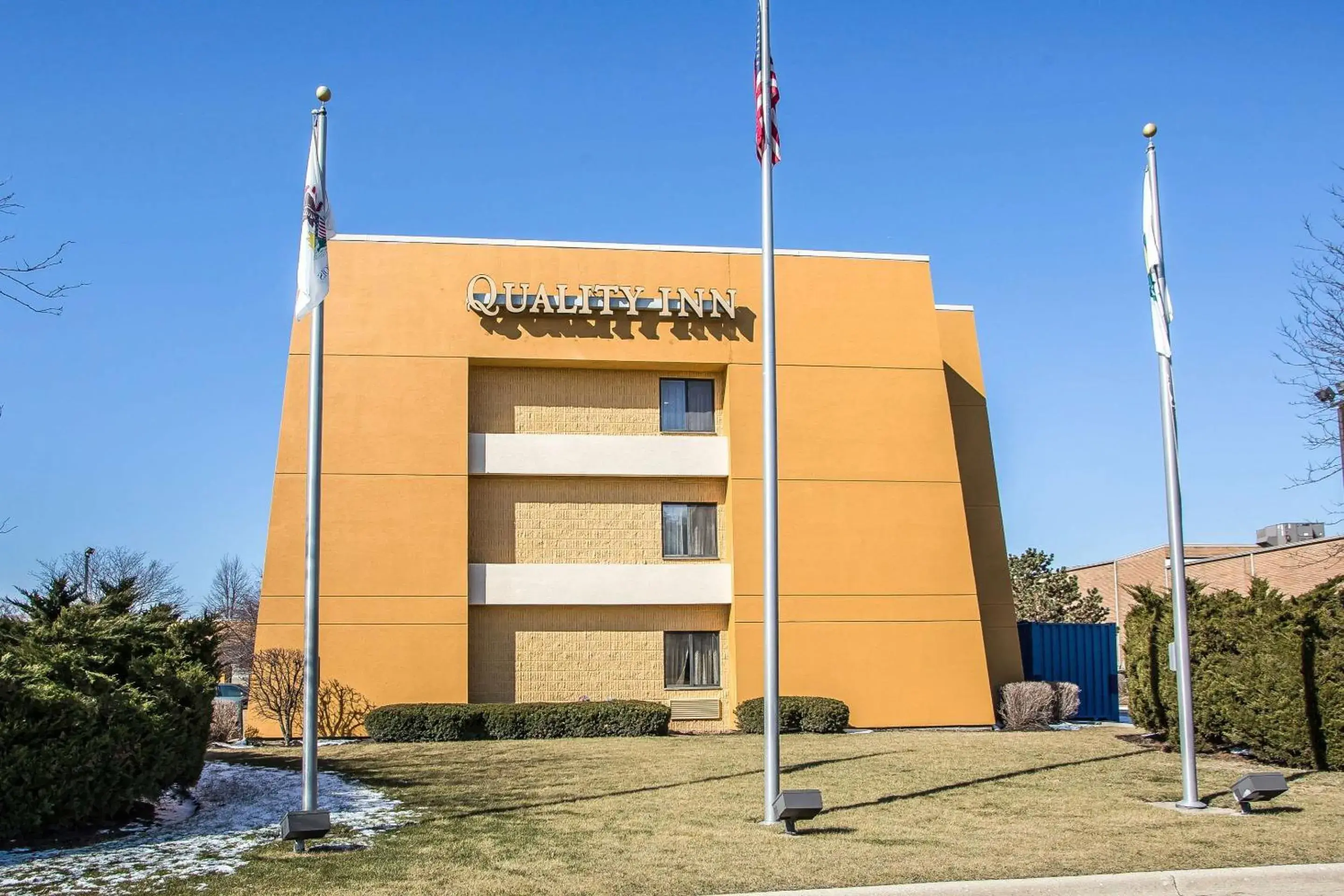 Property building in Quality Inn Elgin I-90 Property building in Quality Inn Elgin I-90