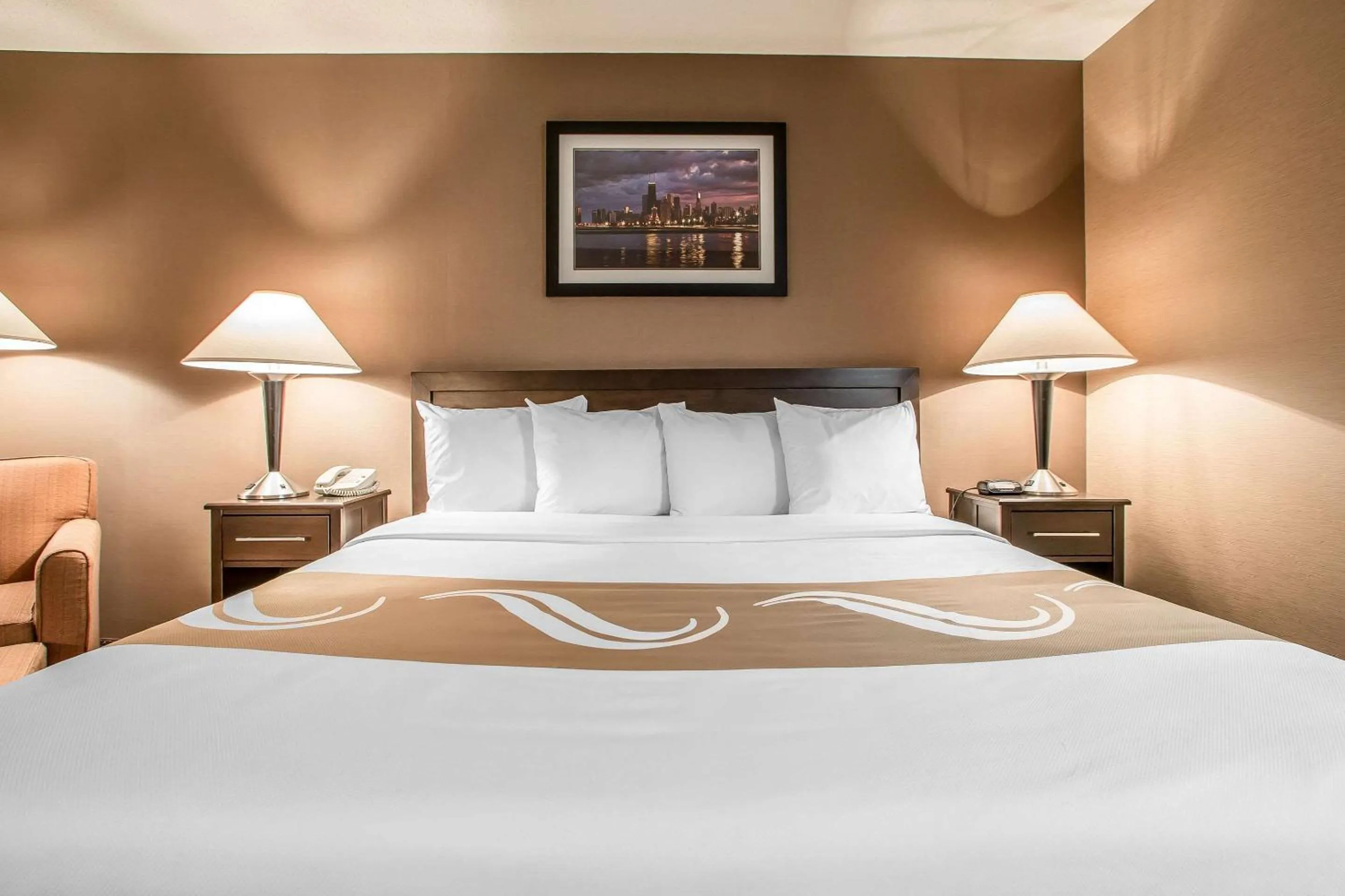 Photo of the whole room, Bed in Quality Inn Elgin I-90