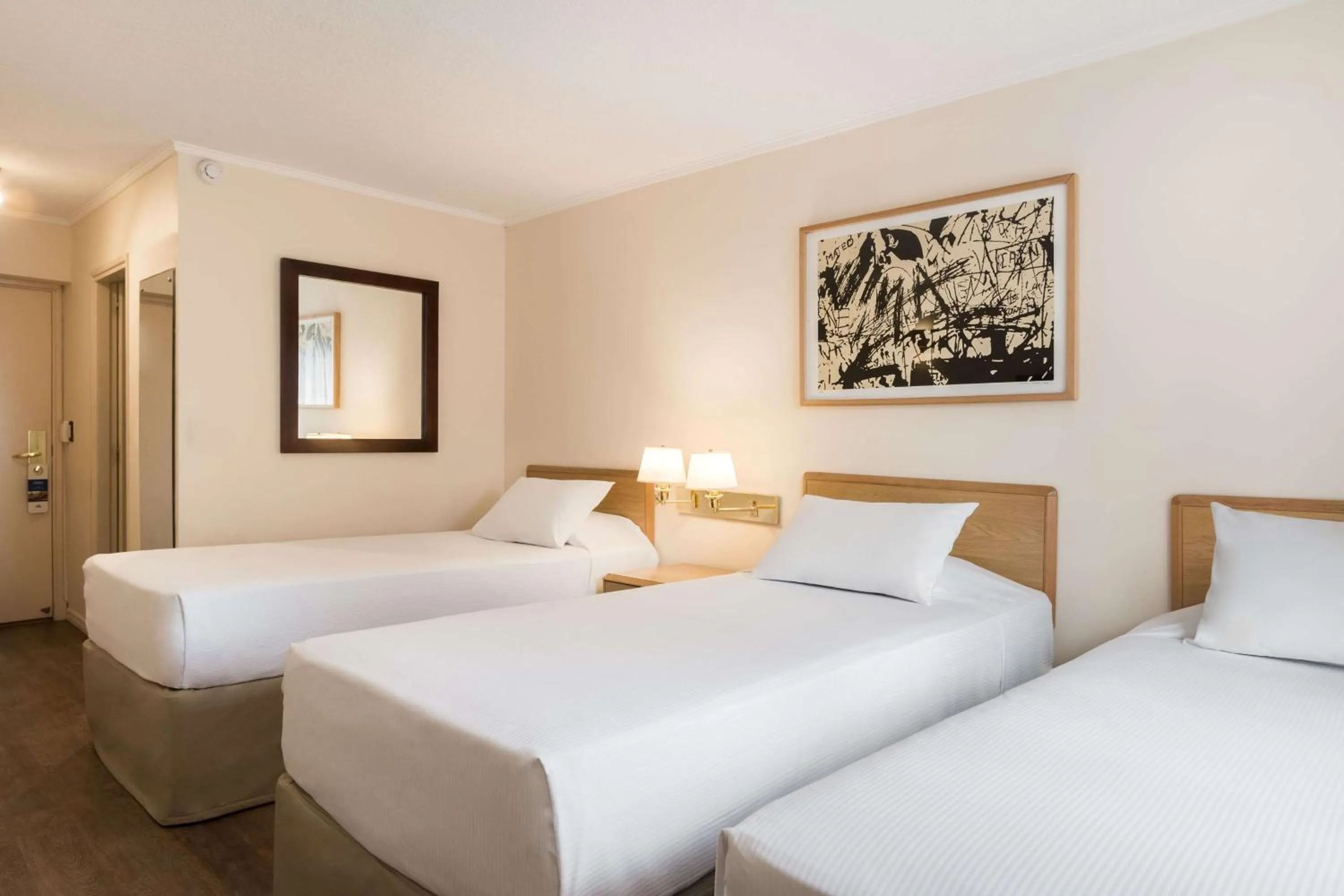 Photo of the whole room, Bed in Days Inn by Wyndham Montevideo