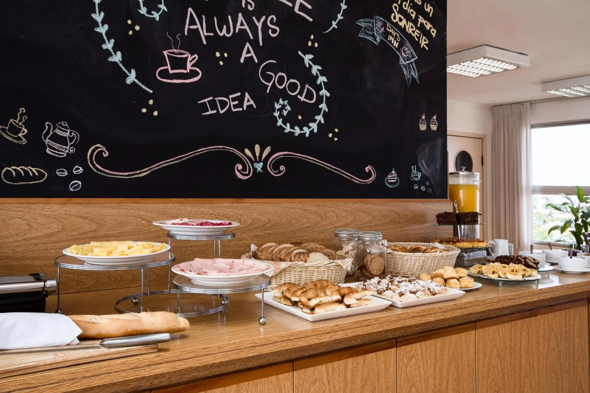 Food and drinks in Days Inn by Wyndham Montevideo