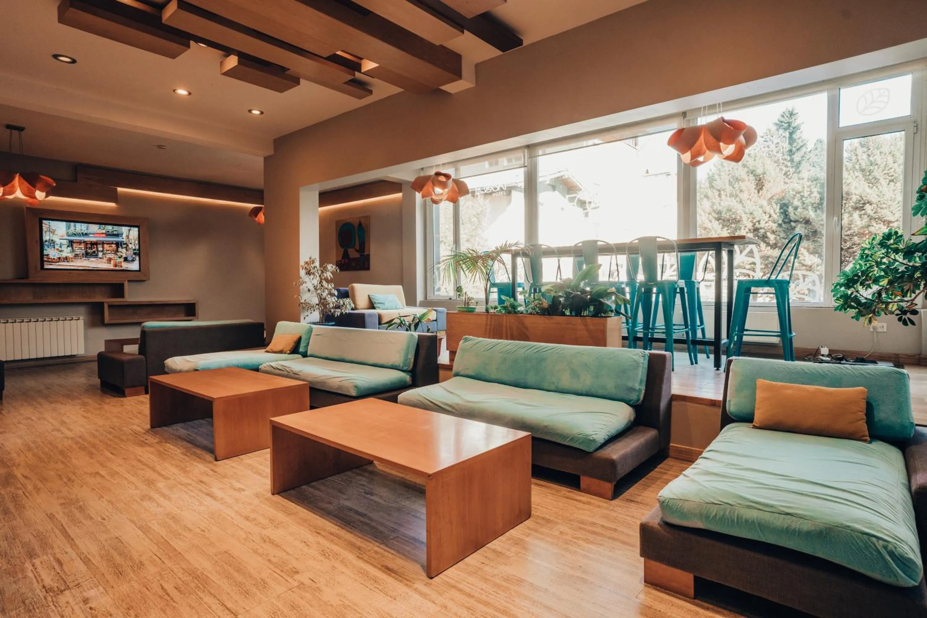 Communal lounge/ TV room in Hotel EcoSki by bund