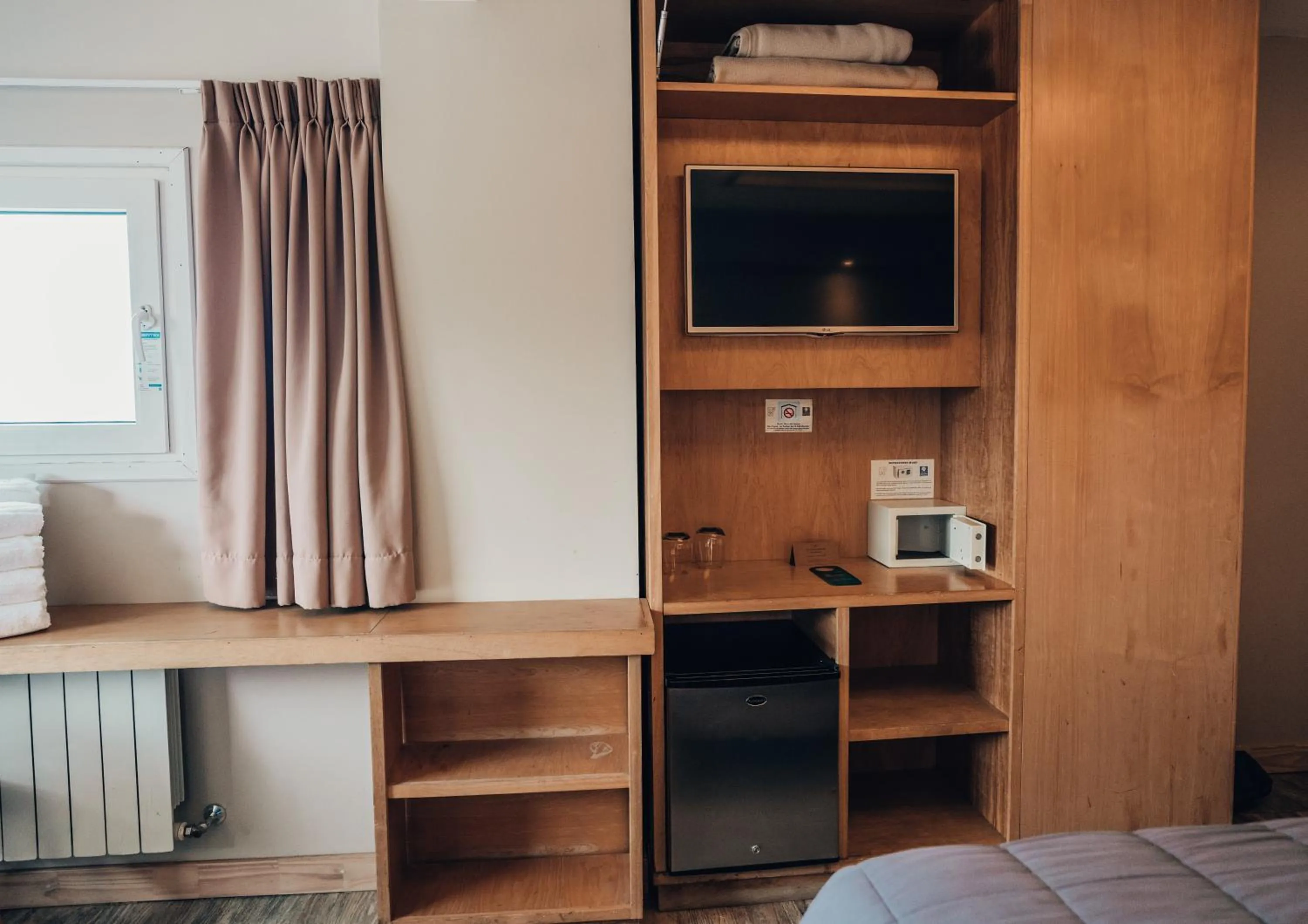 TV and multimedia, Bed in Hotel EcoSki by bund