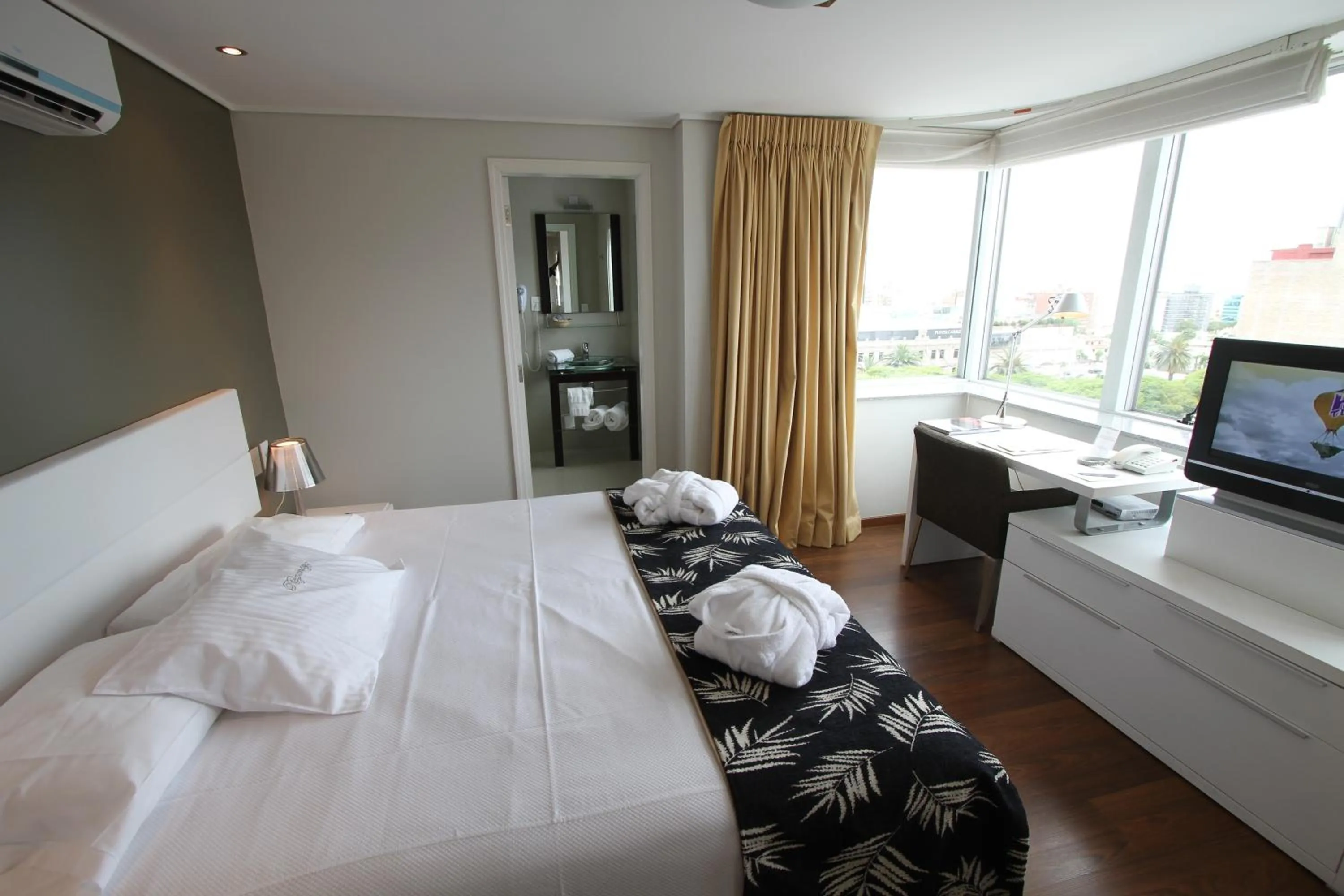 River view, Bed in Regency Golf - Hotel Urbano