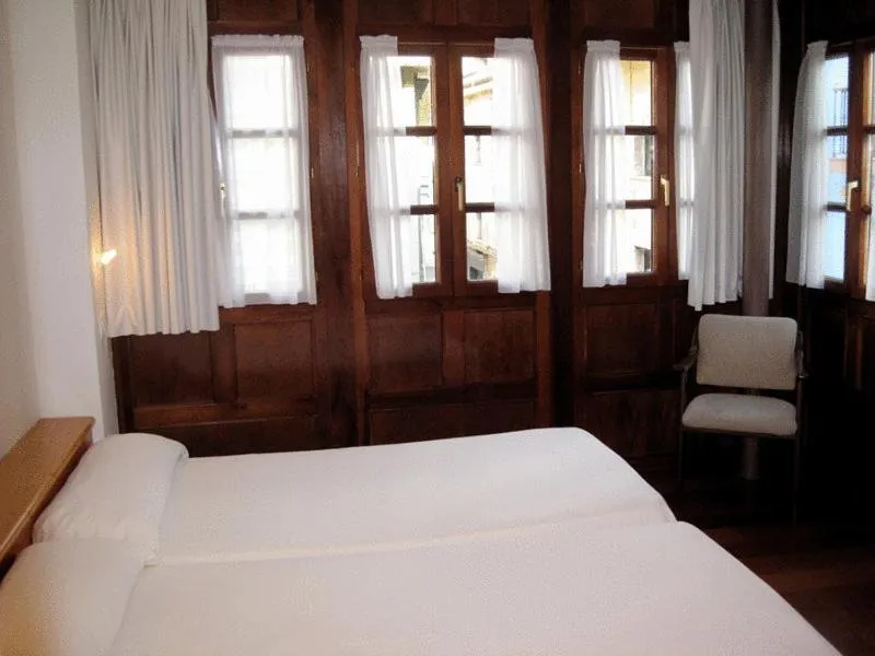 Photo of the whole room, Bed in La Plaza I