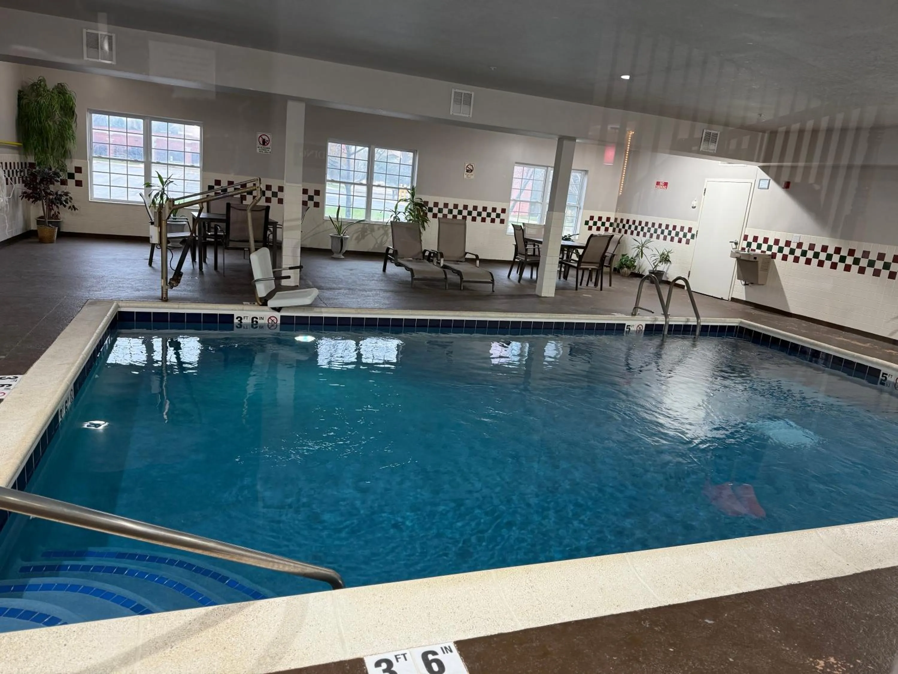 Swimming pool in Country Inn & Suites by Radisson, Elgin, IL