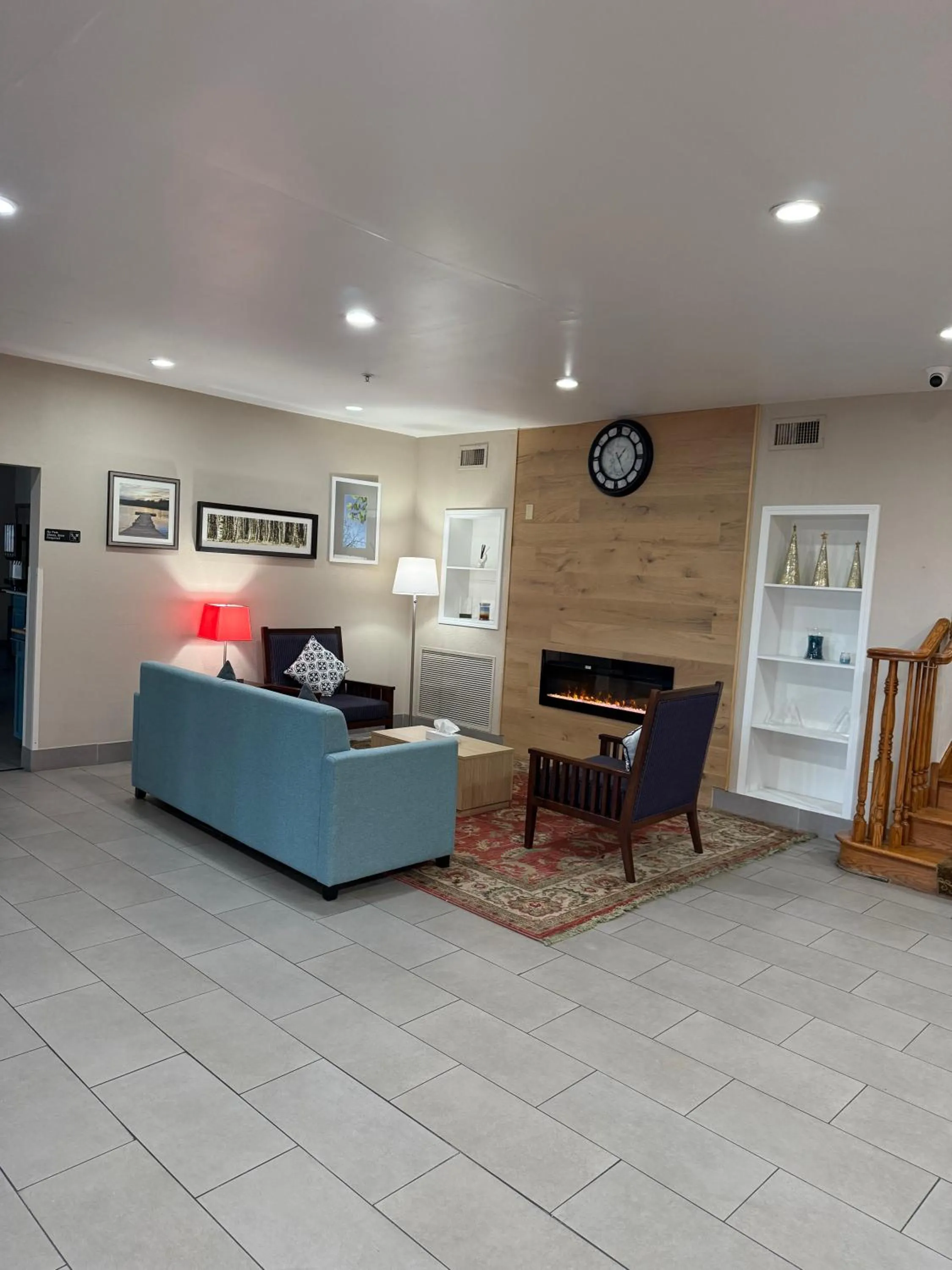 Seating area in Country Inn & Suites by Radisson, Elgin, IL