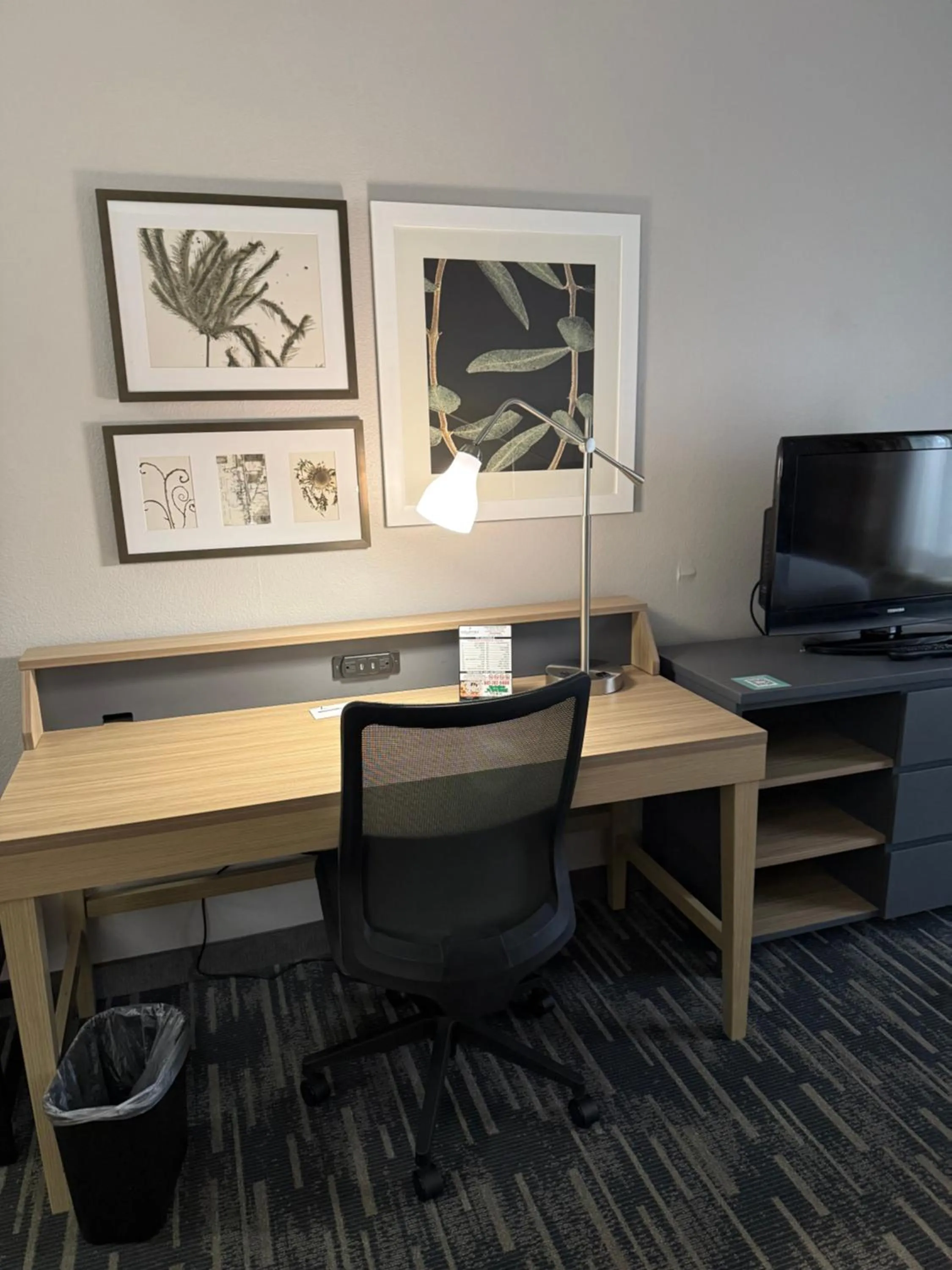 TV and multimedia in Country Inn & Suites by Radisson, Elgin, IL