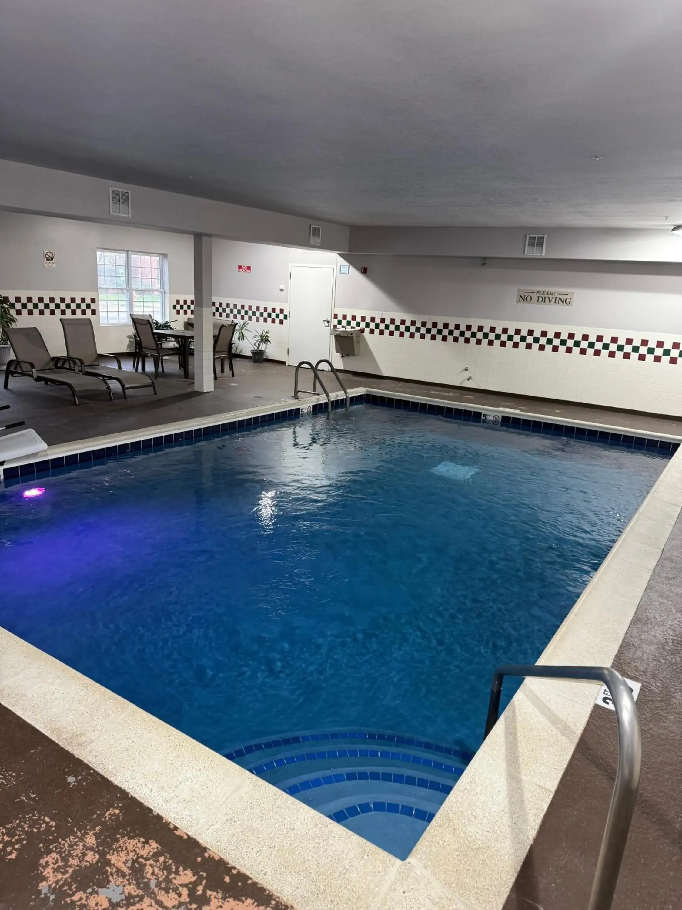 Swimming pool in Country Inn & Suites by Radisson, Elgin, IL Swimming pool in Country Inn & Suites by Radisson, Elgin, IL