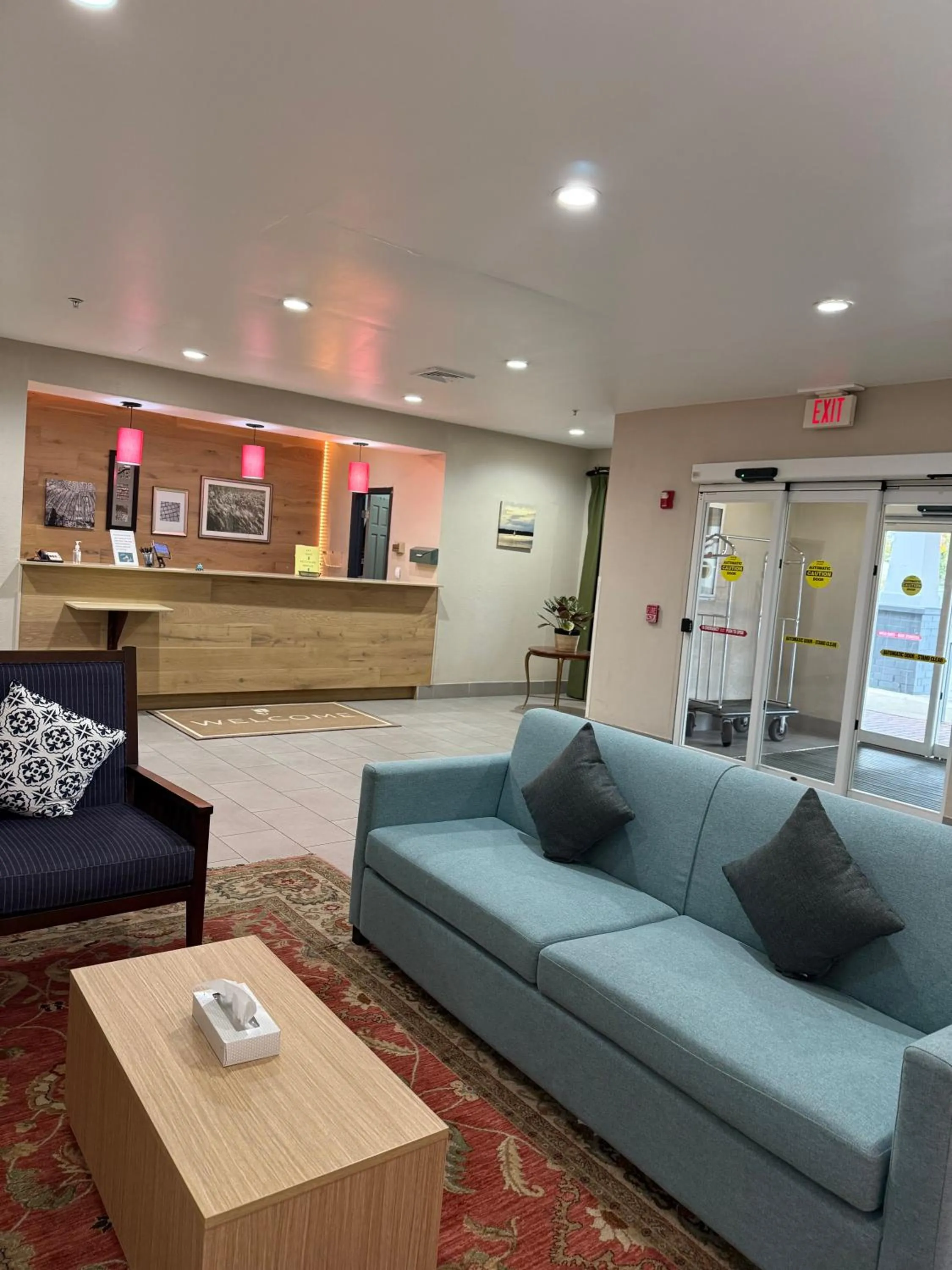 Seating area in Country Inn & Suites by Radisson, Elgin, IL