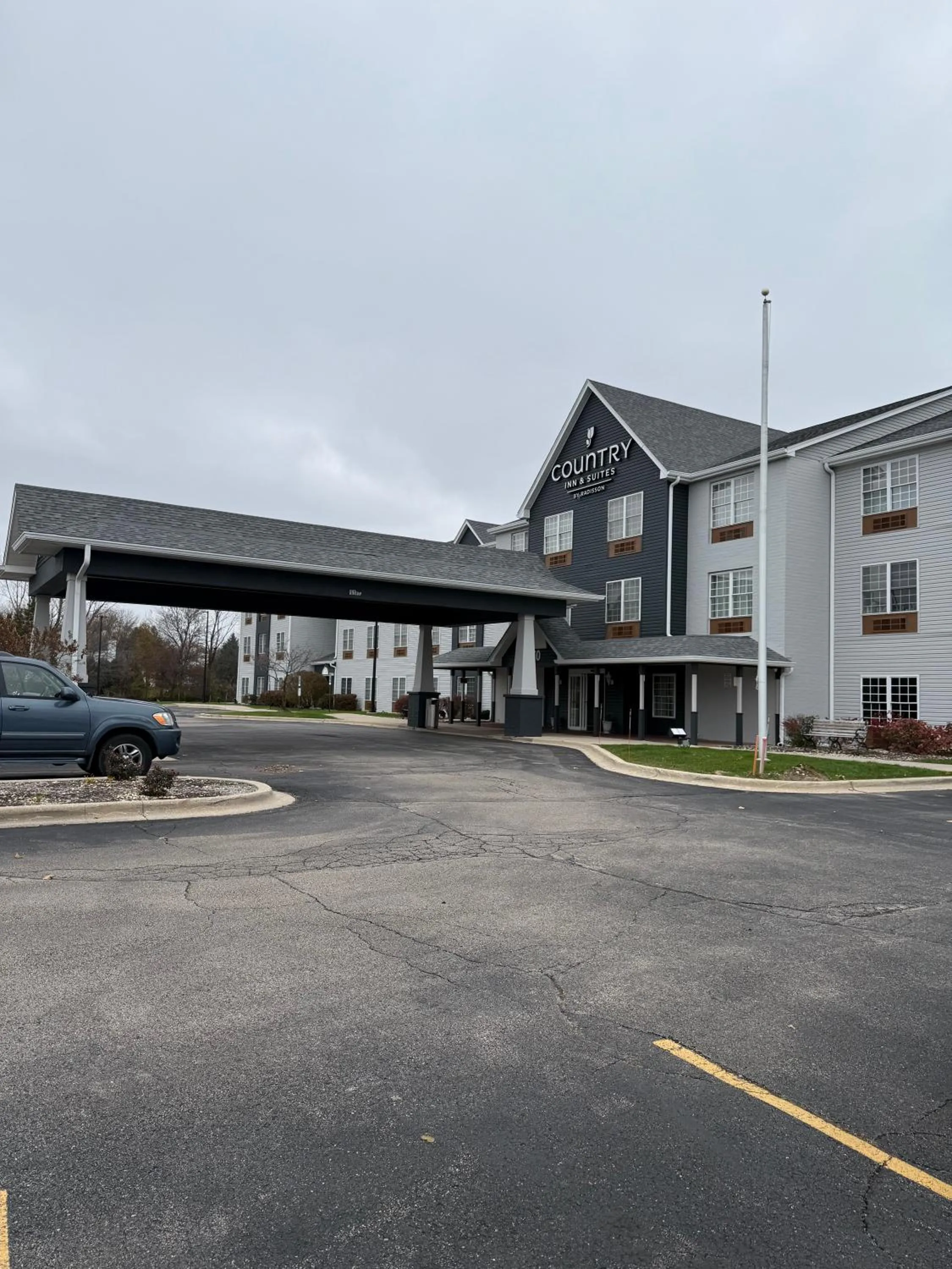 Property building in Country Inn & Suites by Radisson, Elgin, IL