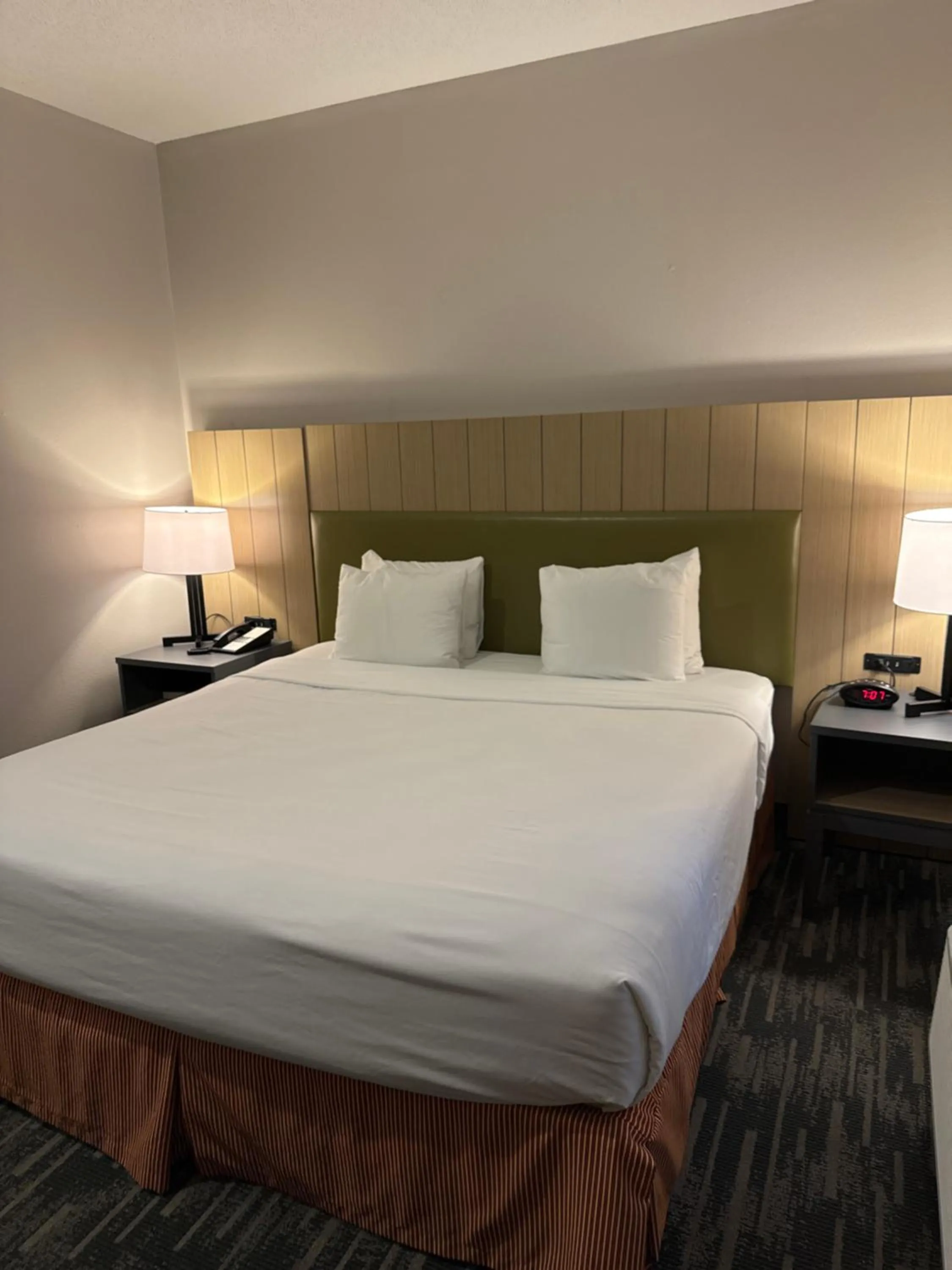 Bed in Country Inn & Suites by Radisson, Elgin, IL