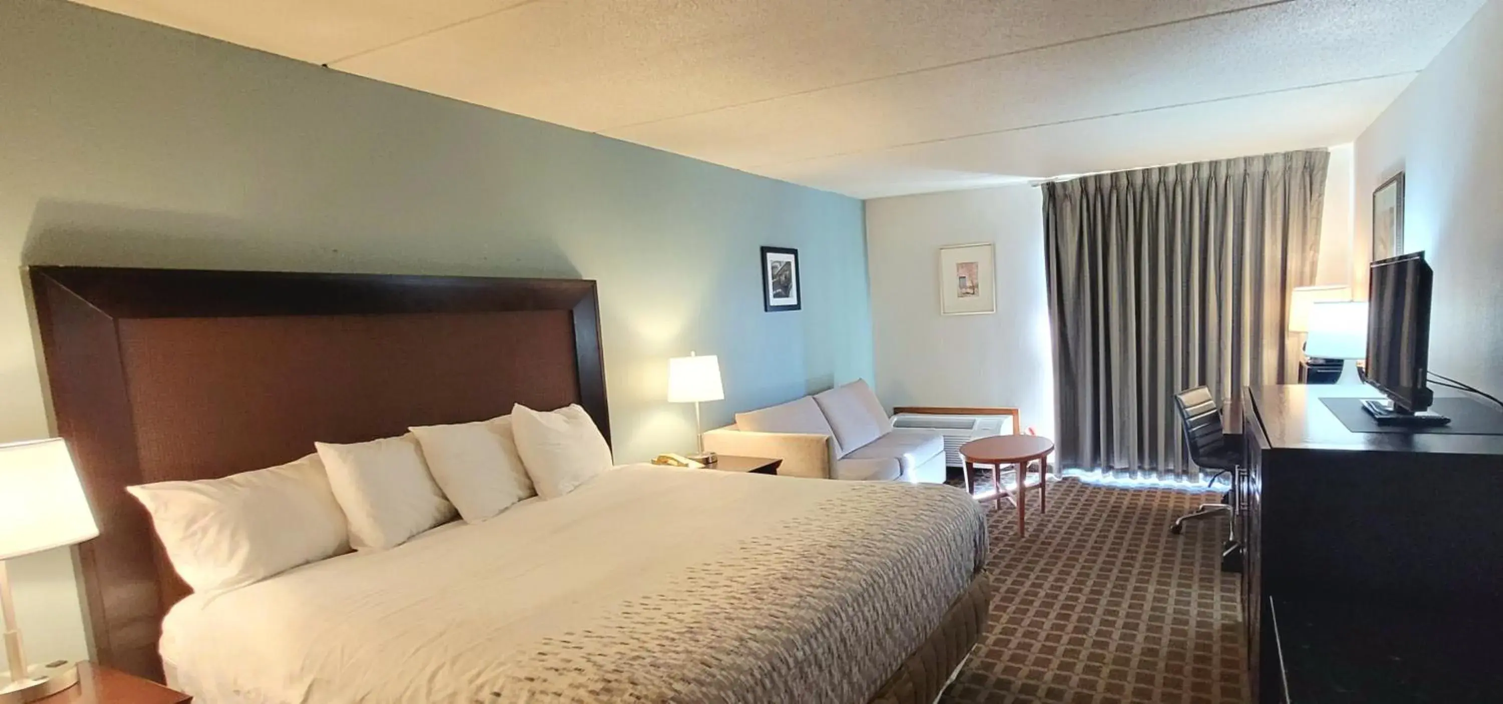 Standard King Room in Inn at Grand Glaize Standard King Room in Inn at Grand Glaize