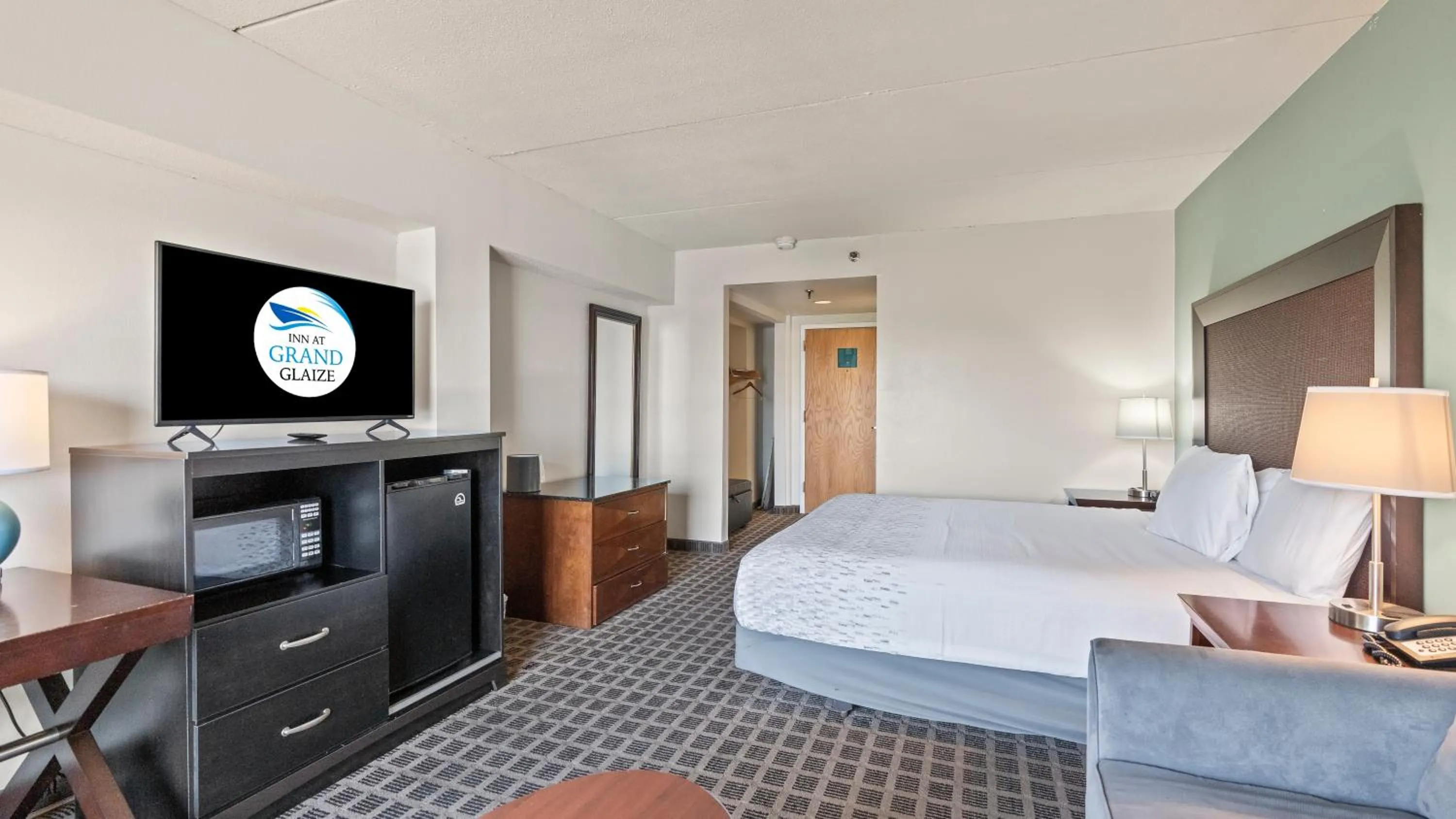 Bed in Inn at Grand Glaize