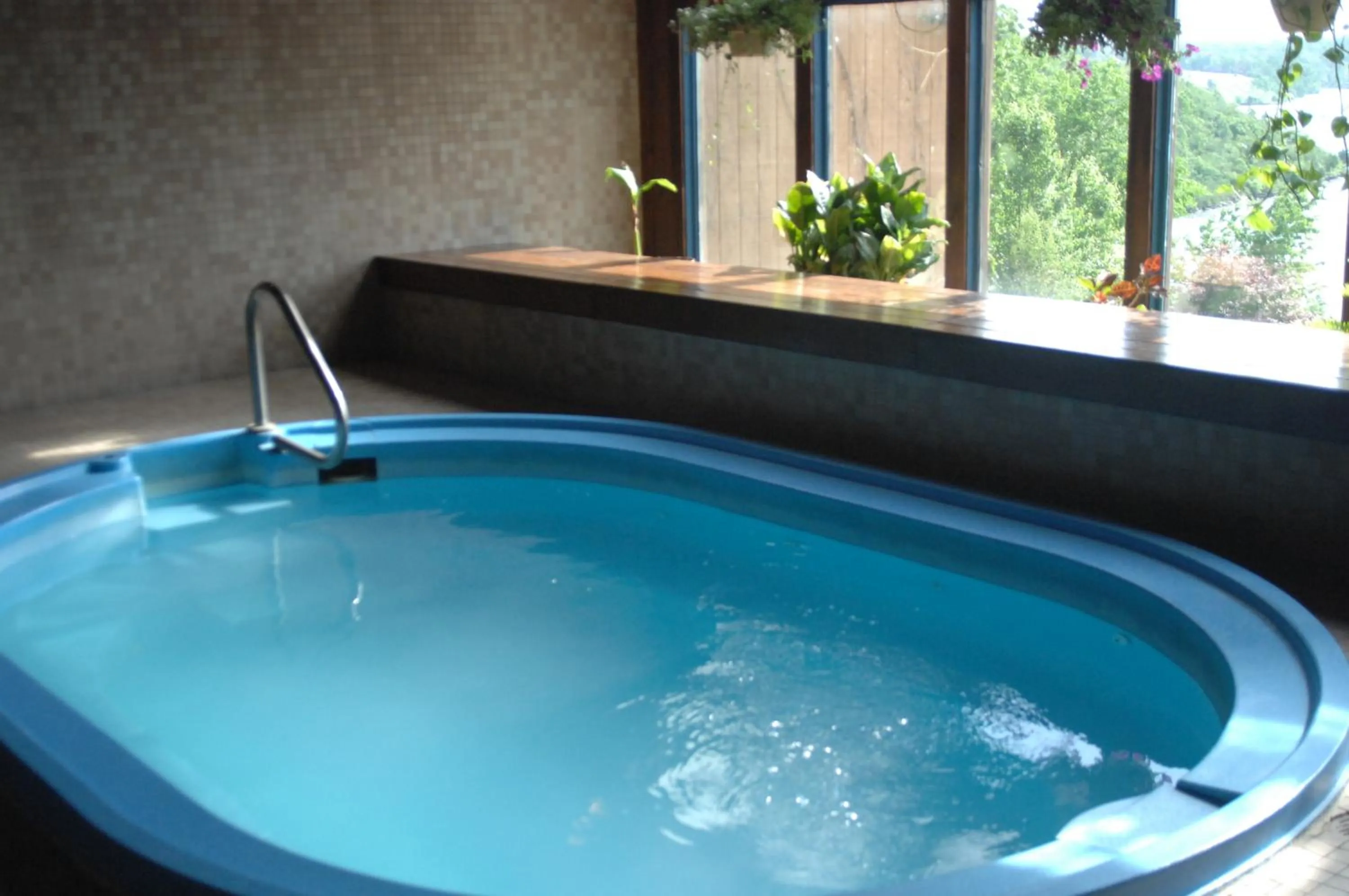 Hot Tub in Inn at Grand Glaize