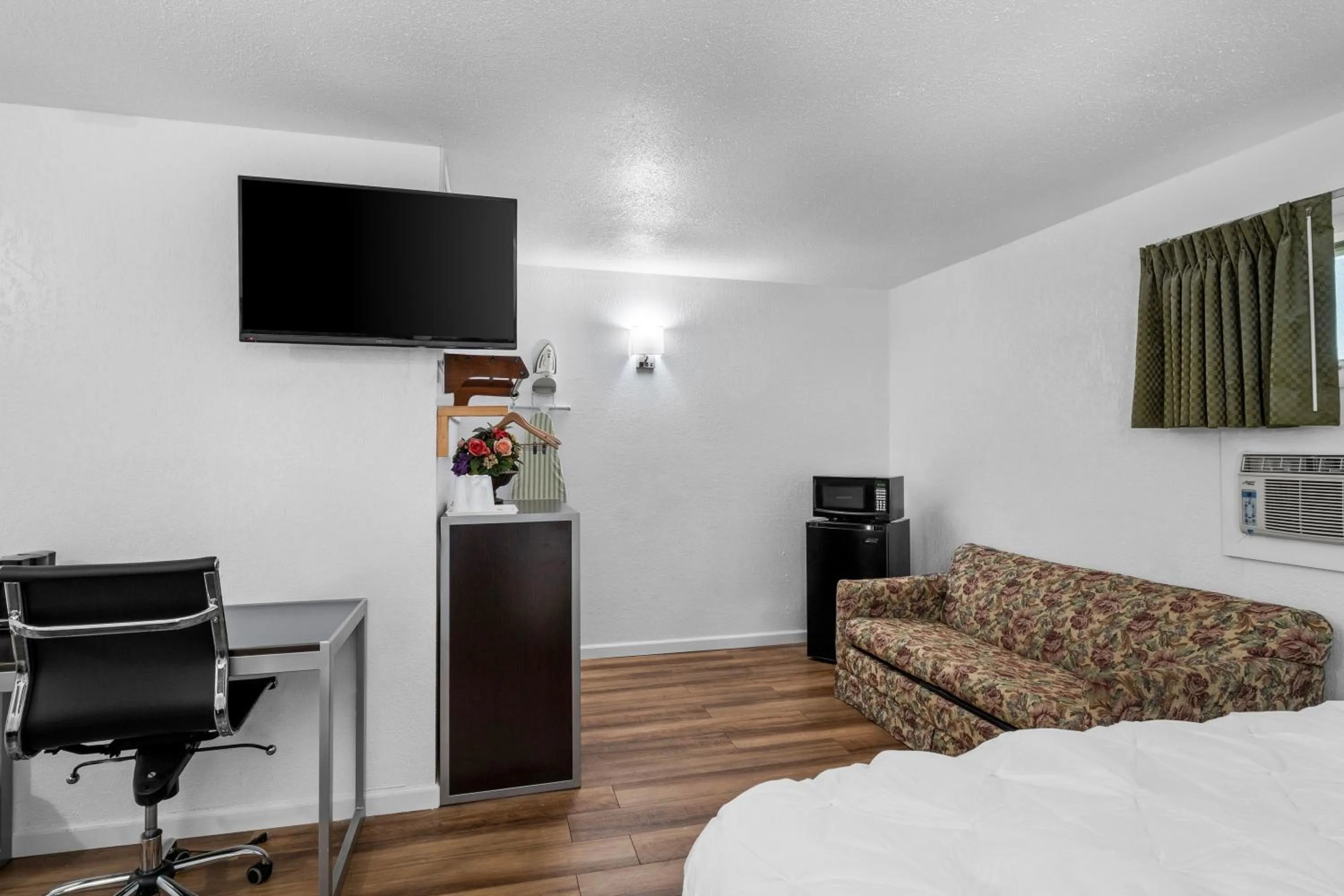 TV and multimedia, Bed in Americas Best Value Inn Jonesville/Hillsdale