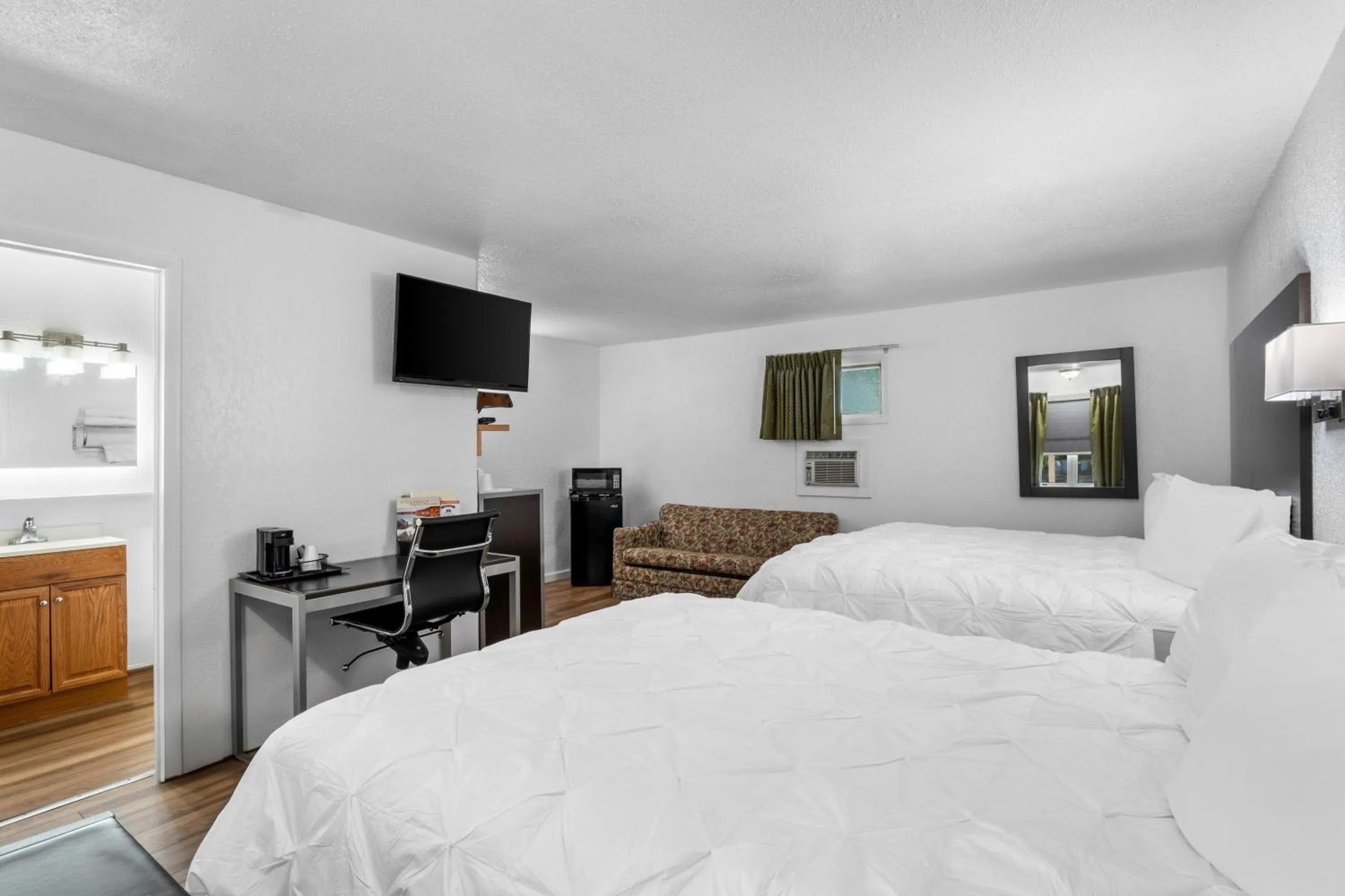 Bed in Americas Best Value Inn Jonesville/Hillsdale