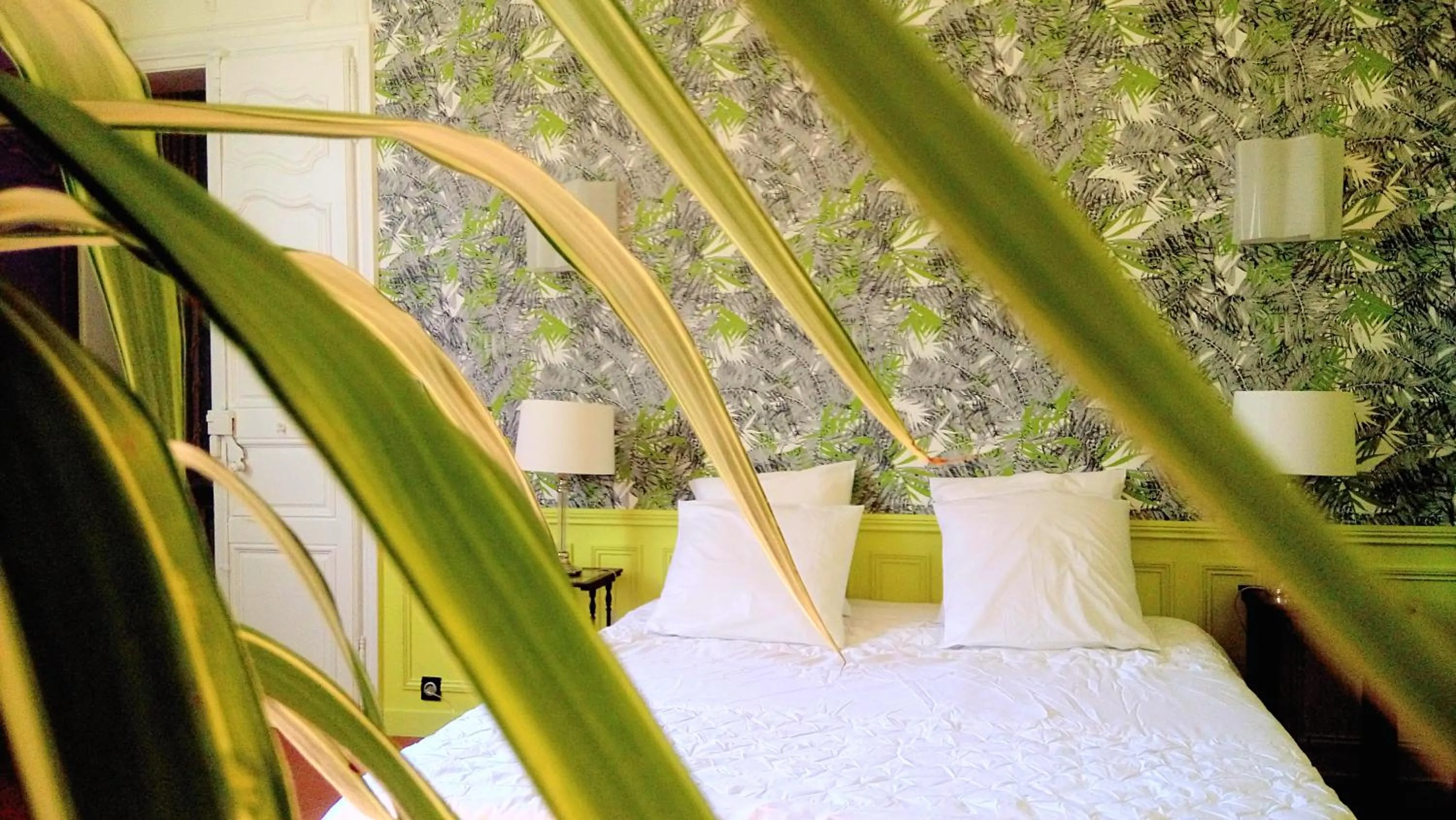 Bed in Palais de Luppé, Chambre d'hôtes