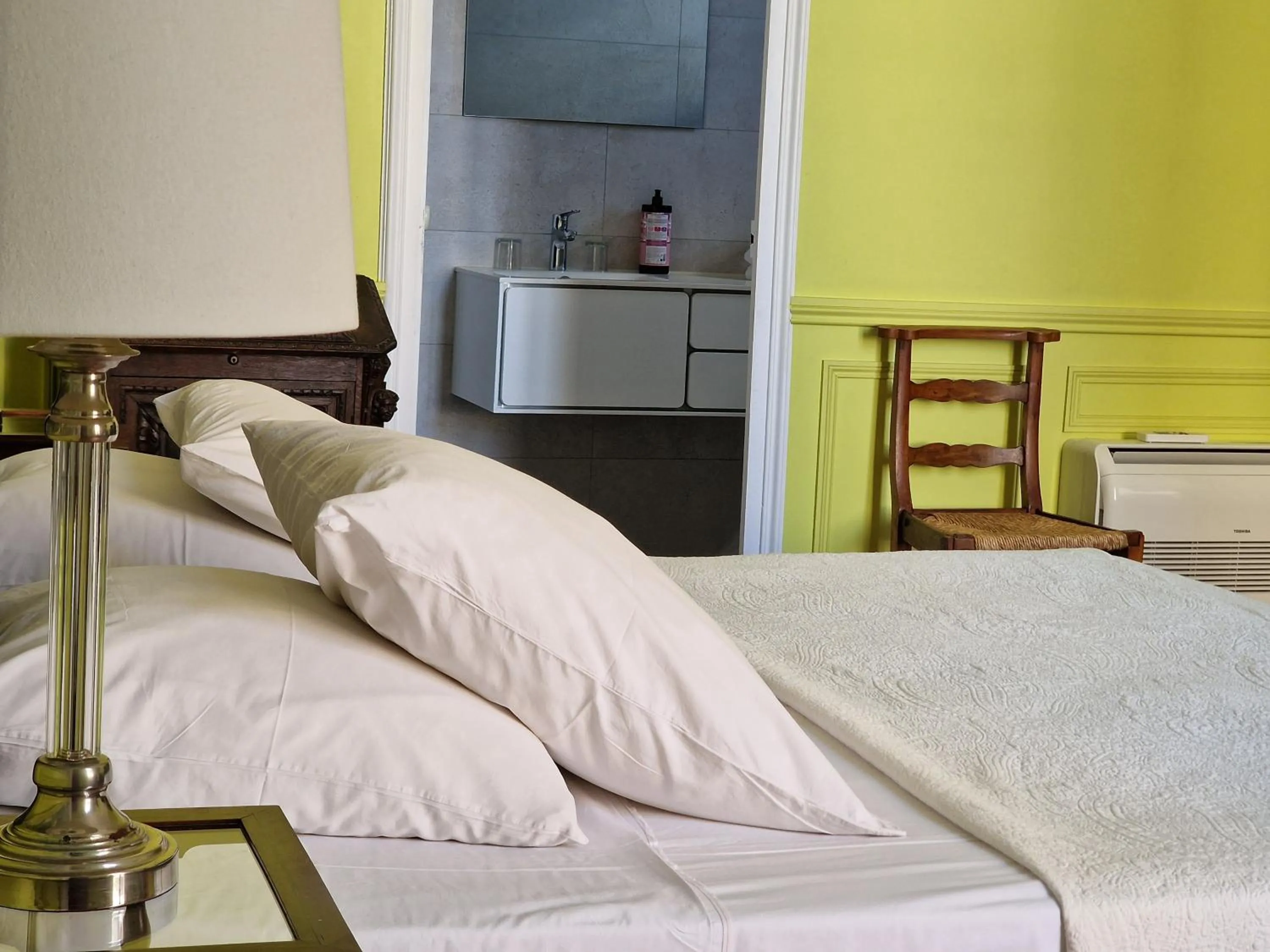 Bed in Palais de Luppé, Chambre d'hôtes