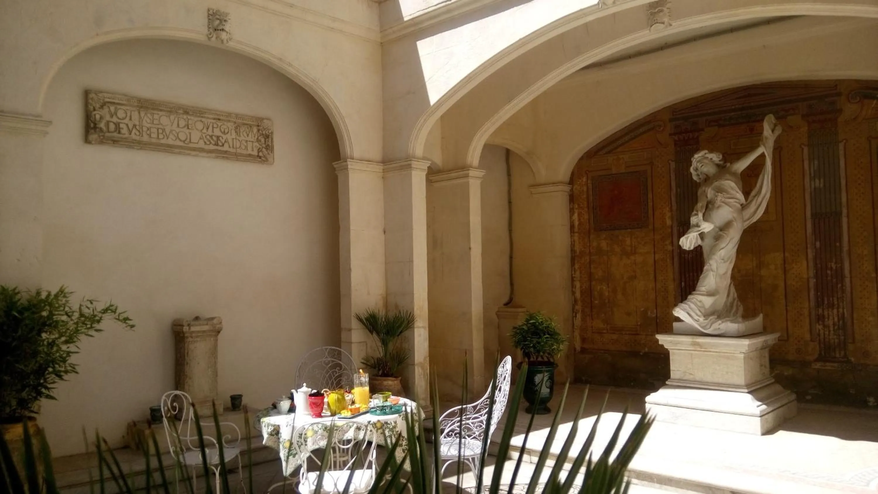 Patio in Palais de Luppé, Chambre d'hôtes