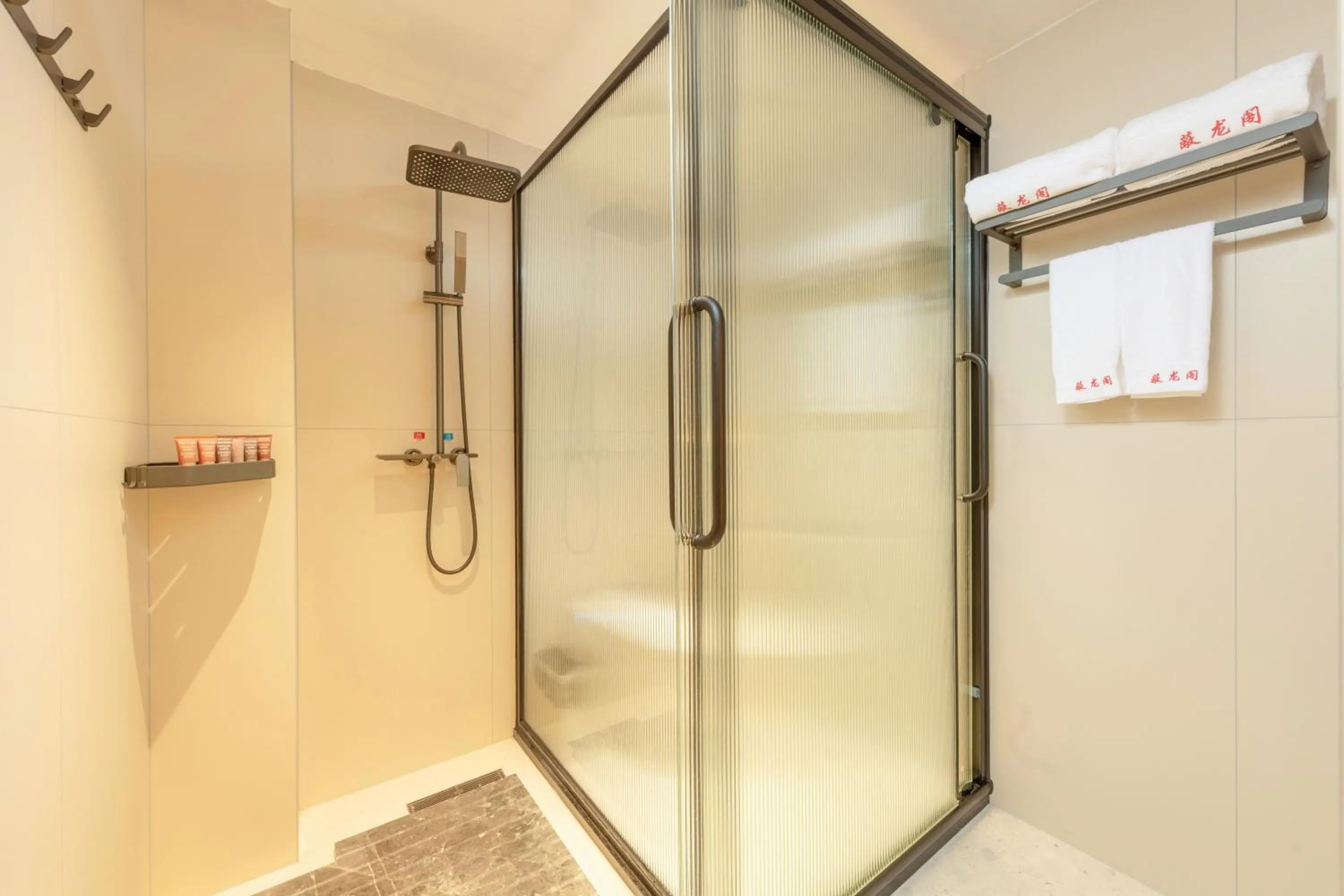 Shower in Yangshuo Hidden Dragon Villa