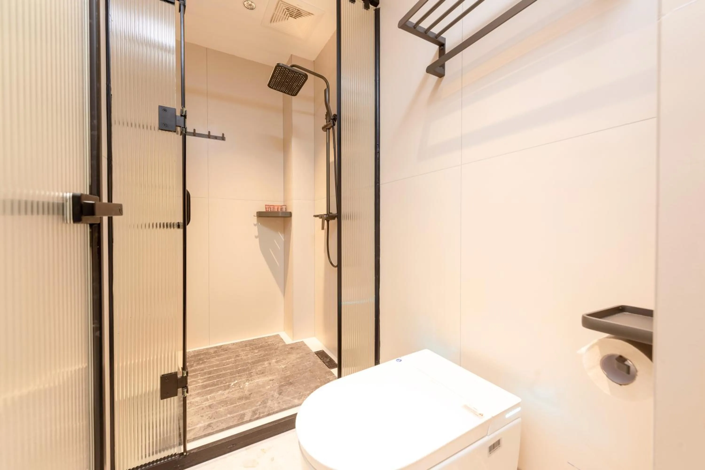 Shower in Yangshuo Hidden Dragon Villa
