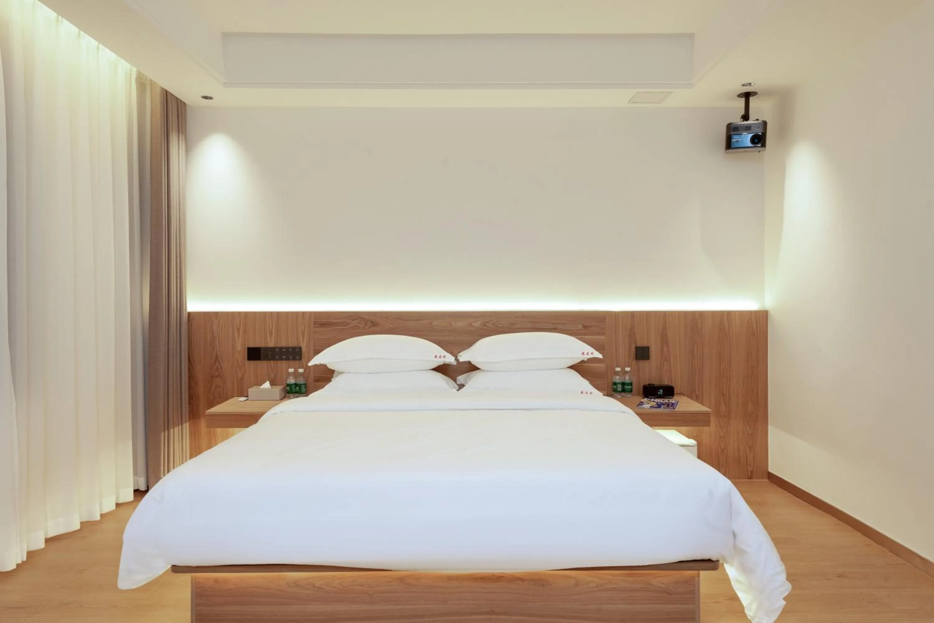 Bed in Yangshuo Hidden Dragon Villa