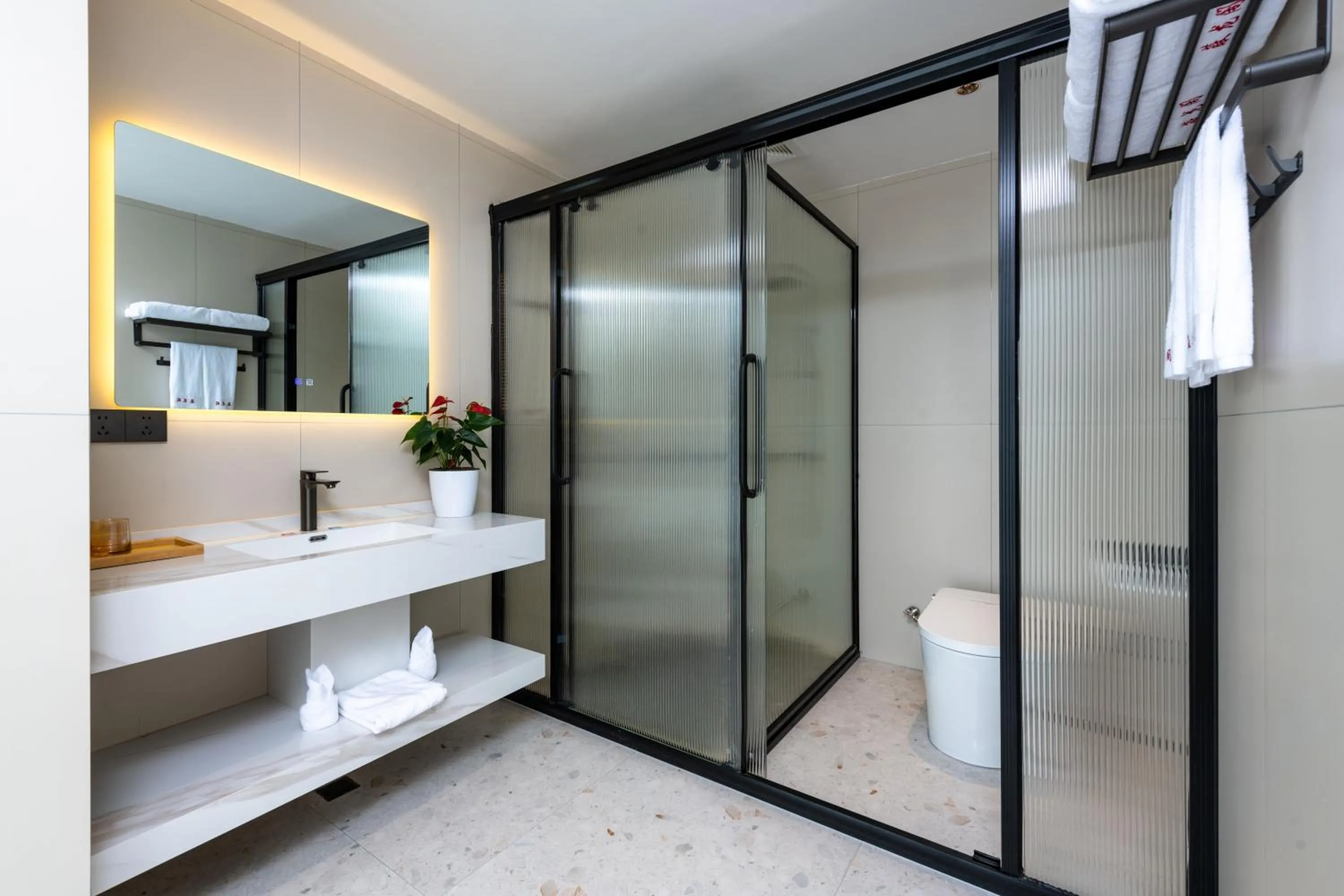 Shower in Yangshuo Hidden Dragon Villa