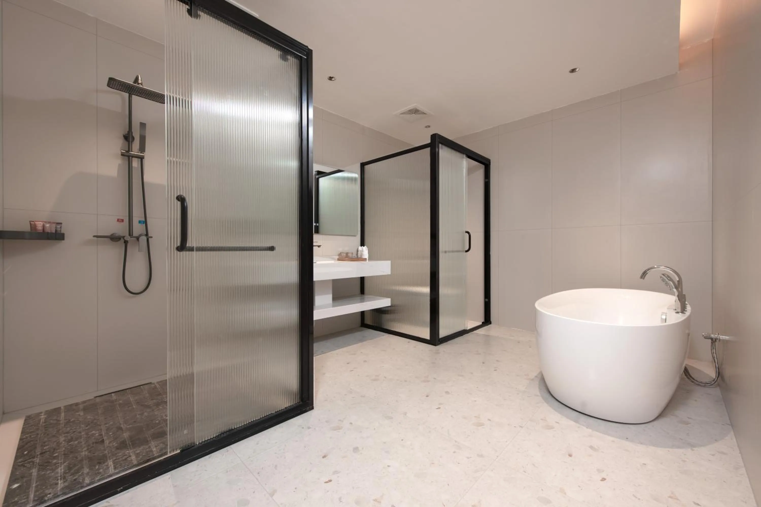 Shower in Yangshuo Hidden Dragon Villa