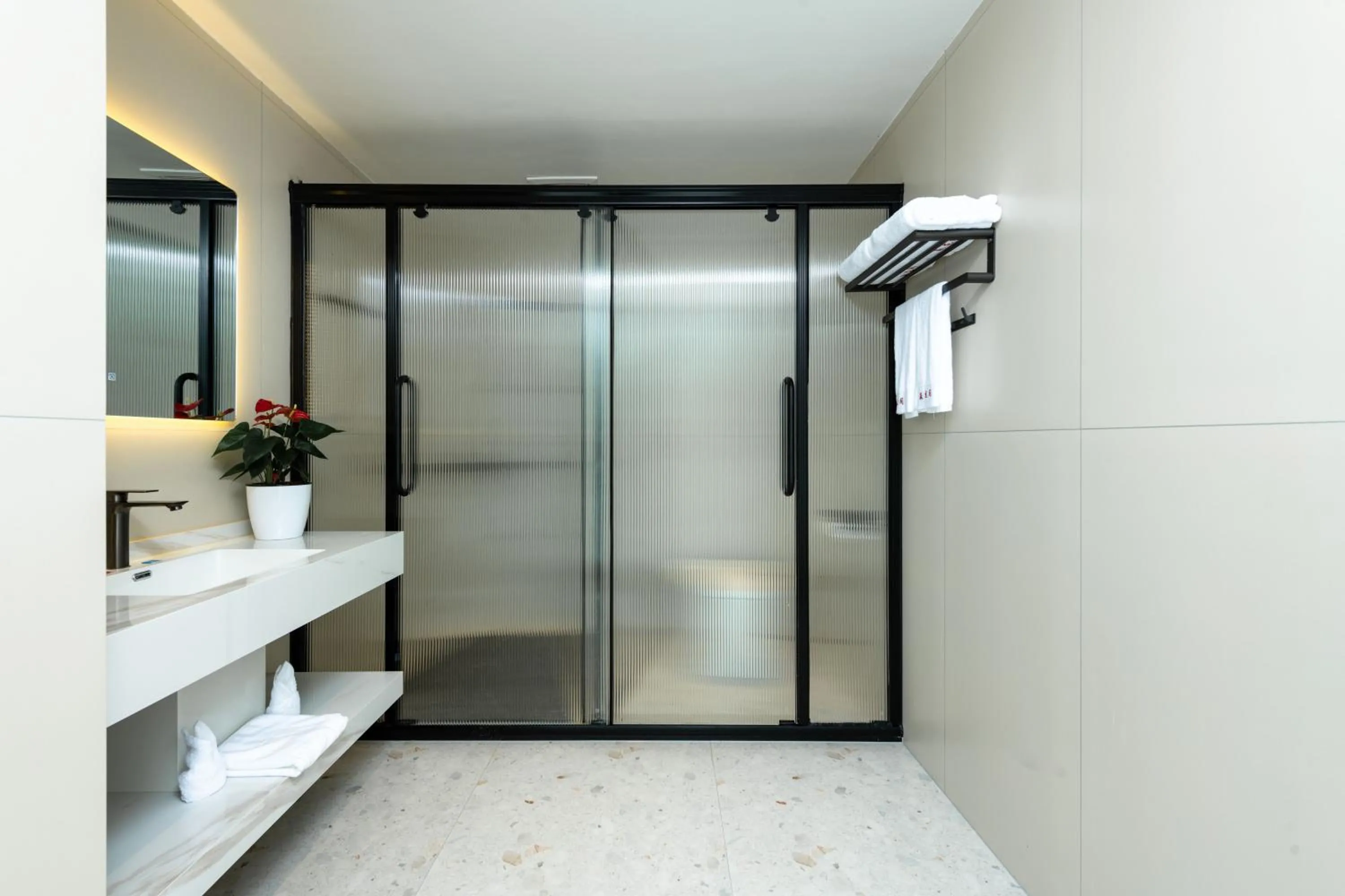 Shower in Yangshuo Hidden Dragon Villa