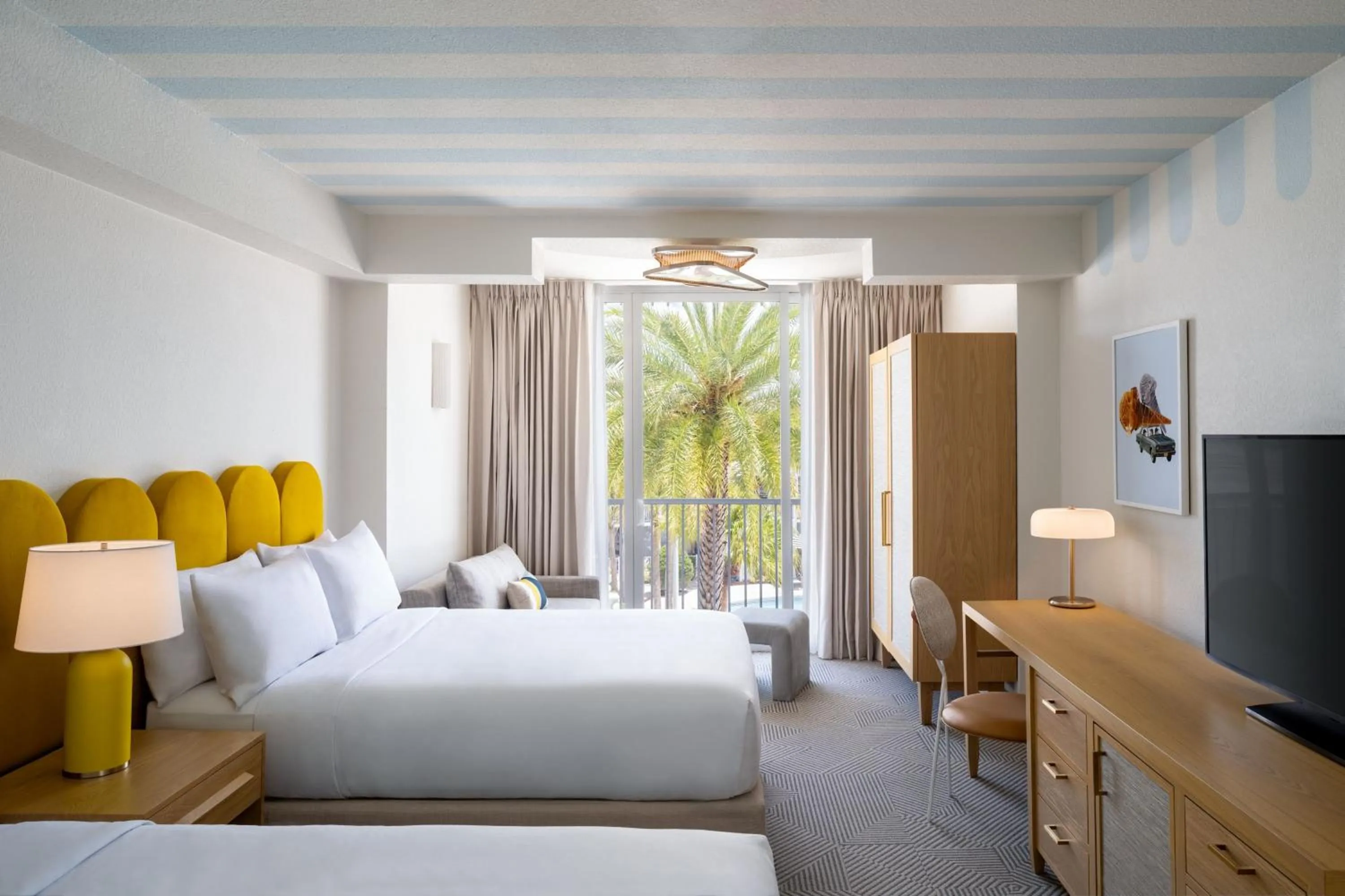 Swimming pool, Bed in Renaissance Orlando Resort - Disney Springs Area