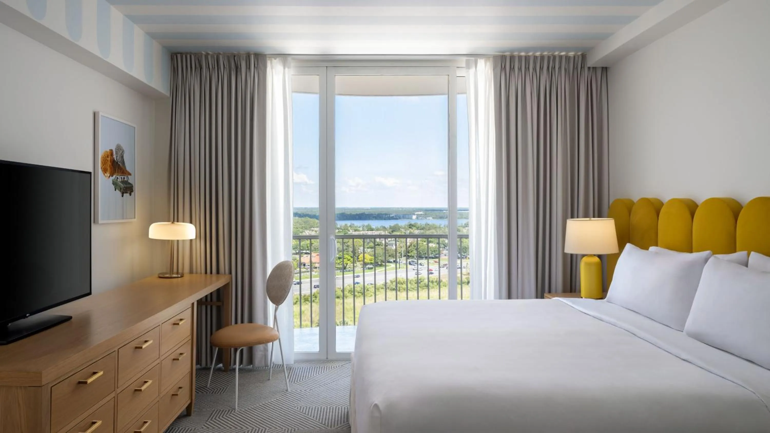 Bed in Renaissance Orlando Resort - Disney Springs Area
